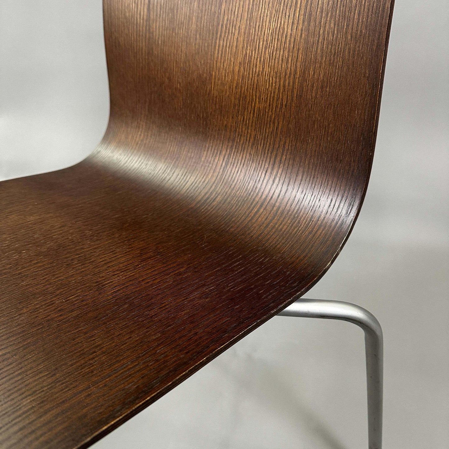 LaPalma S16 thin Stuhl mit Nussbaum-Sitzschale und sandgestrahltem Edelstahlgestell