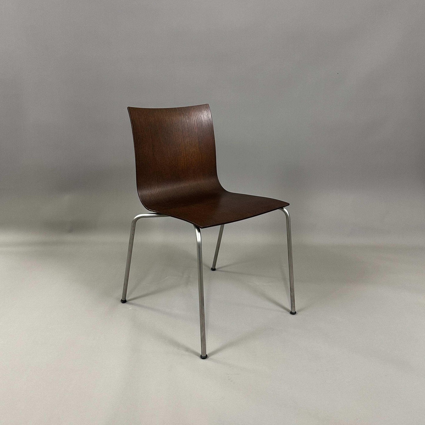LaPalma S16 thin Stuhl mit sandgestrahltem Edelstahlgestell und Nussbaum-Sitzschale, Sitzhöhe 44cm