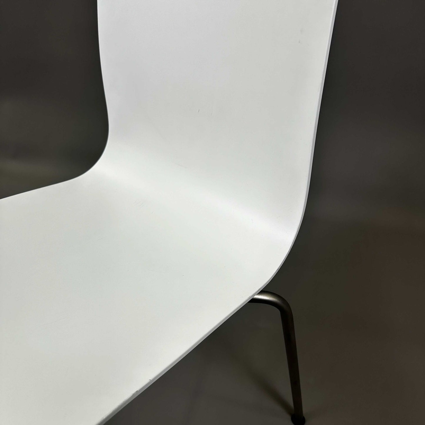 Moderner LaPalma S16 thin weiß stapelbarer Stuhl mit sandgestrahltem Edelstahlgestell und lackierter Sitzschale