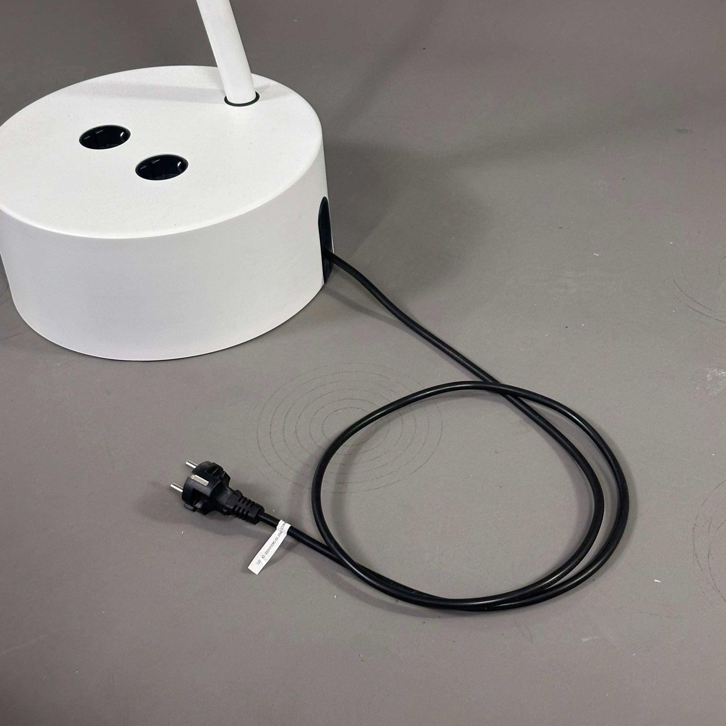 Lammhults Beistelltisch Add Cable Table weiß mit einziehbarem Kabel und integrierten Steckdosen