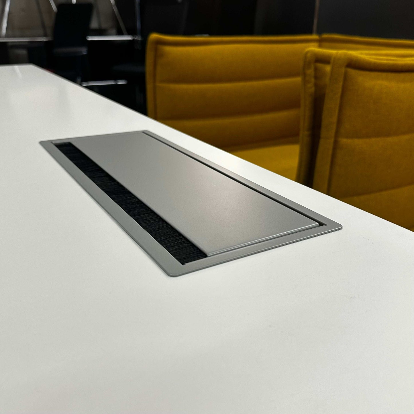 Lampert Eiermann Tisch with white surface, central chrome cross legs, and integrated cable management panel, modern minimalist office desk