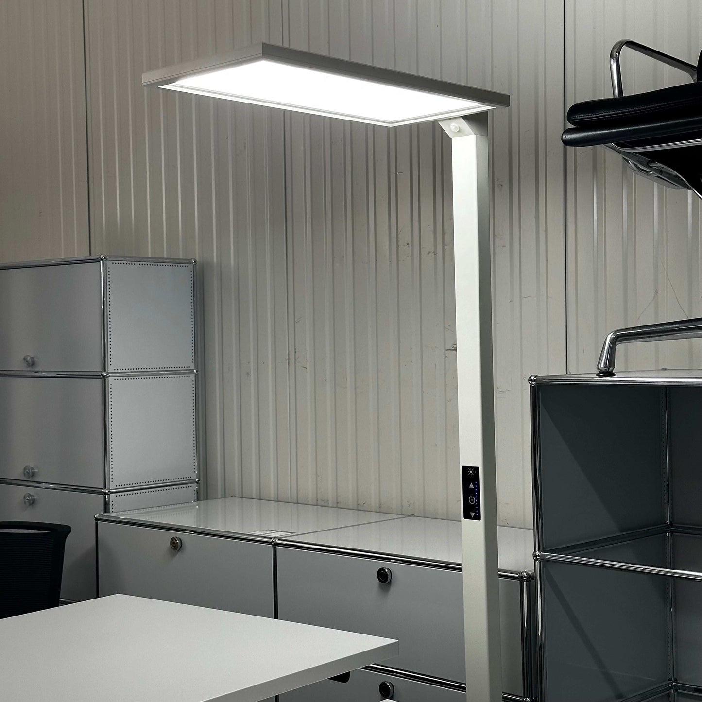 Lenorad LED Stehlampe white floor lamp with 4000K neutral white light, dimmable touch control, daylight and motion sensors, 80W power, modern design in office setting