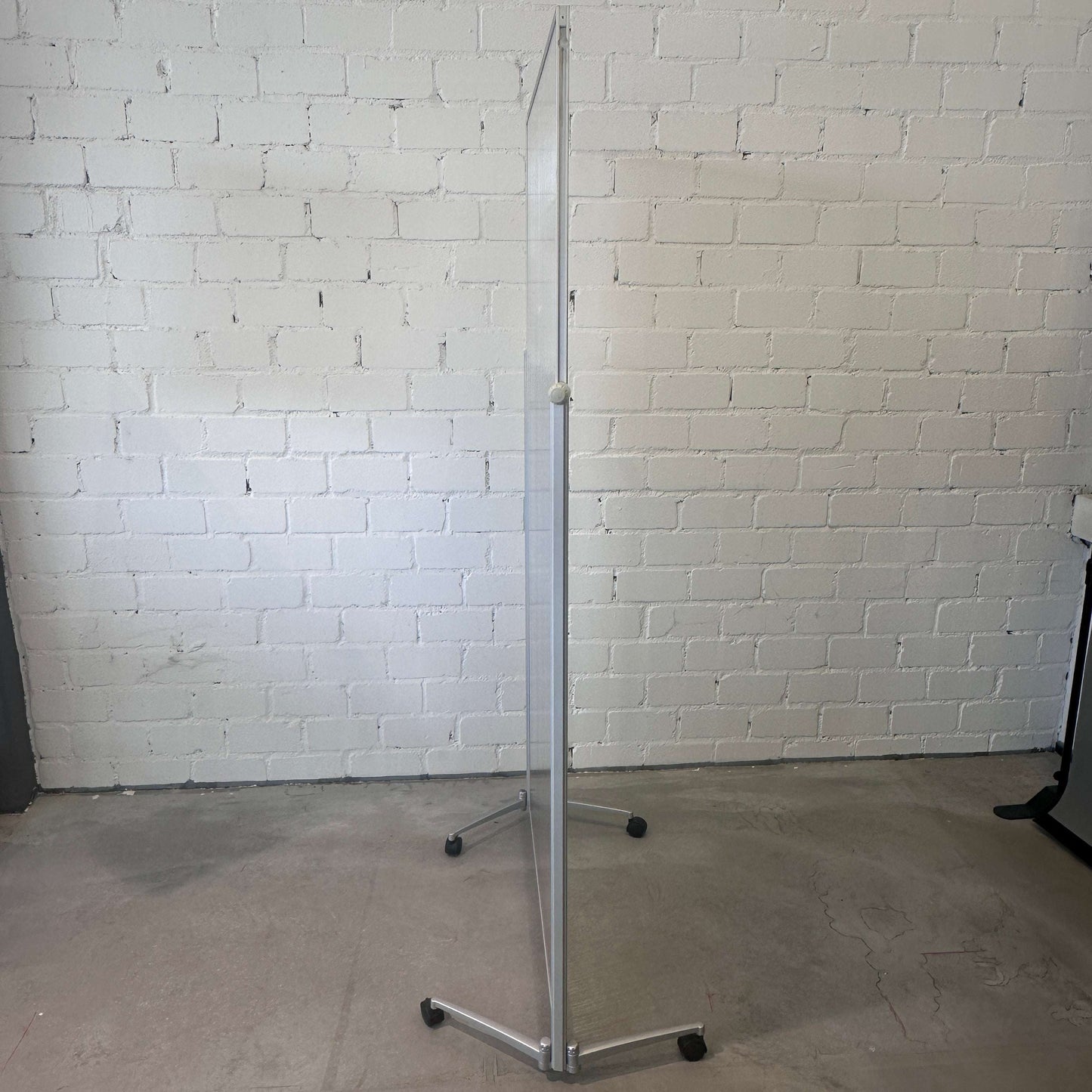 Magentoplan Raumteiler mobil matt transparent 100x207 cm vor weißer Ziegelwand auf Rollen stehend
