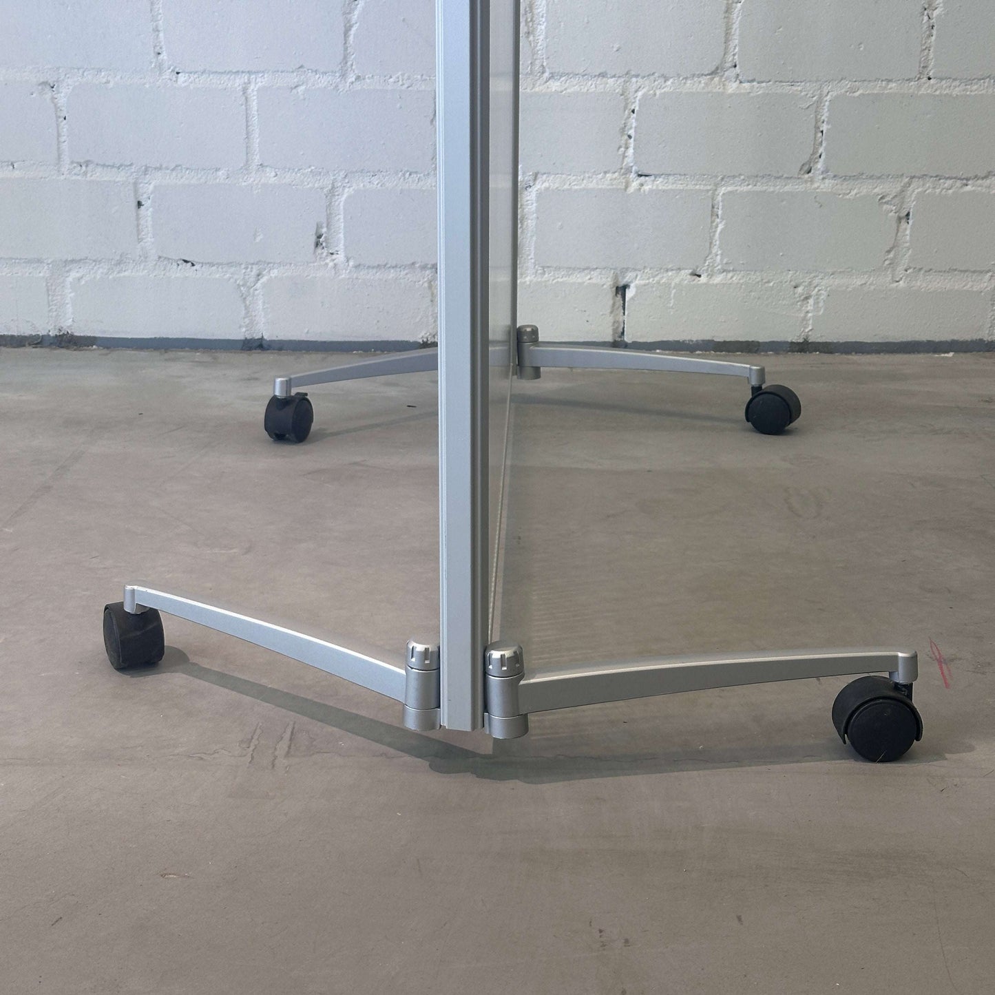 Magentoplan Raumteiler mobil matt transparent mit Rollen und Aluminiumbasis close-up