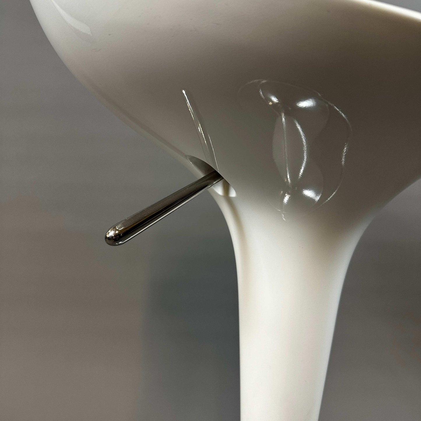 Magis Bombo Barhocker weiß drehbar höhenverstellbar mit verchromtem Stahlgestell und ABS Sitzfläche