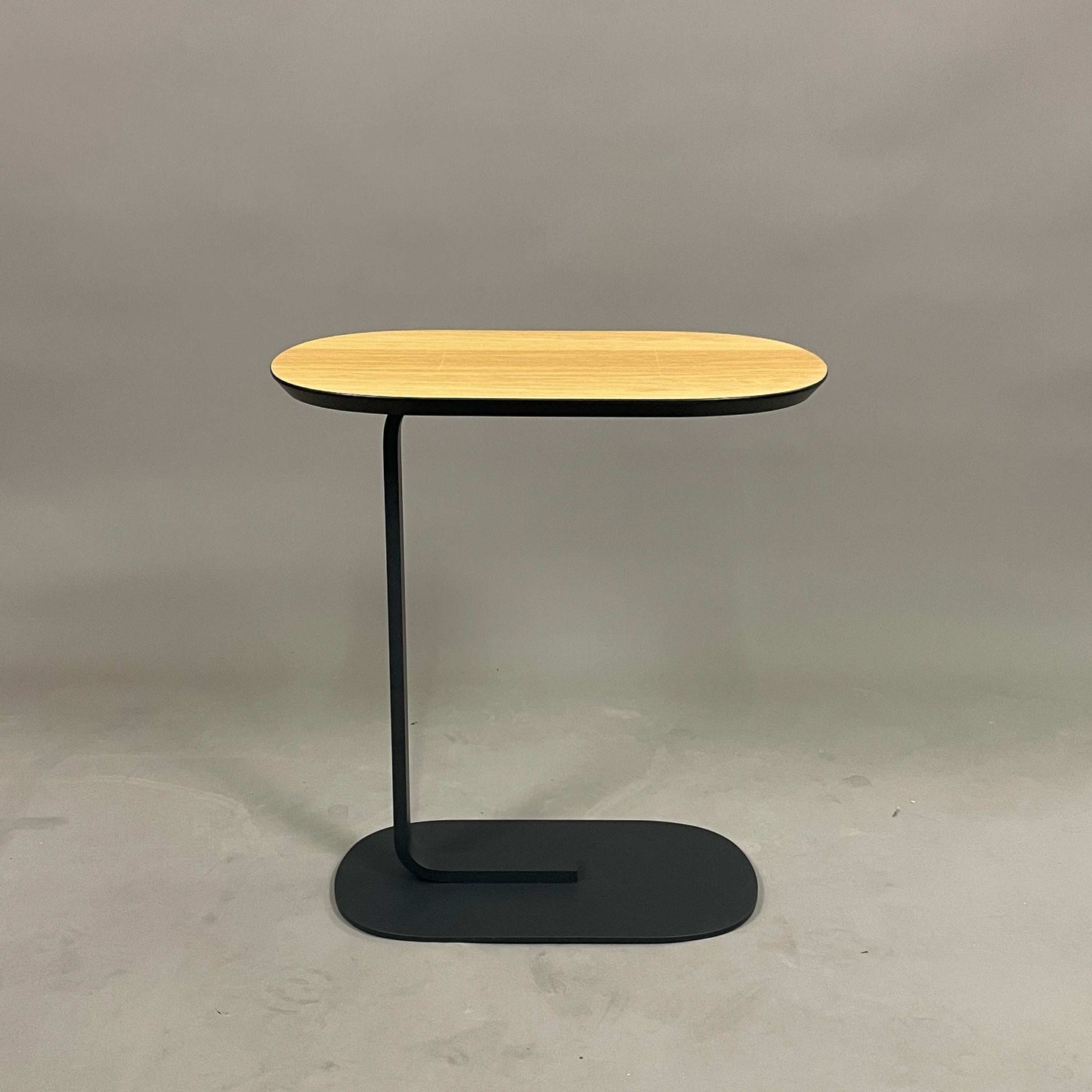 Moderner Muuto Relate Beistelltisch in Eiche und Schwarz, 60,5 cm hoch