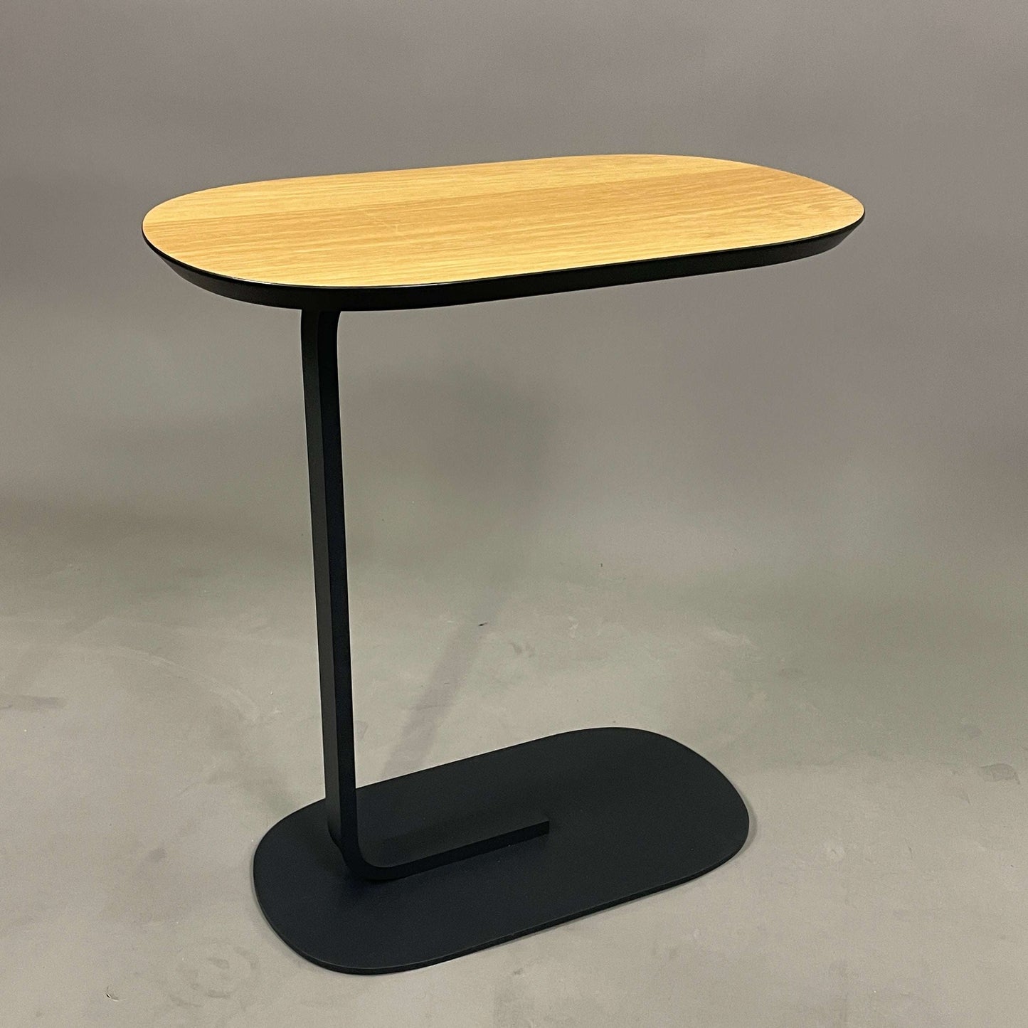 Muuto Relate Beistelltisch in Eiche und Schwarz mit 60,5 cm Höhe, modernes Design