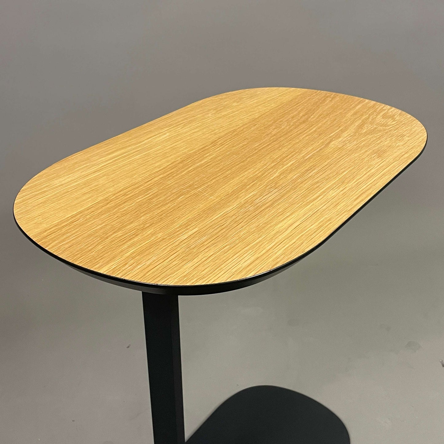 Muuto Relate Beistelltisch aus Eichenholz mit schwarzem Gestell, 60,5 cm hoch