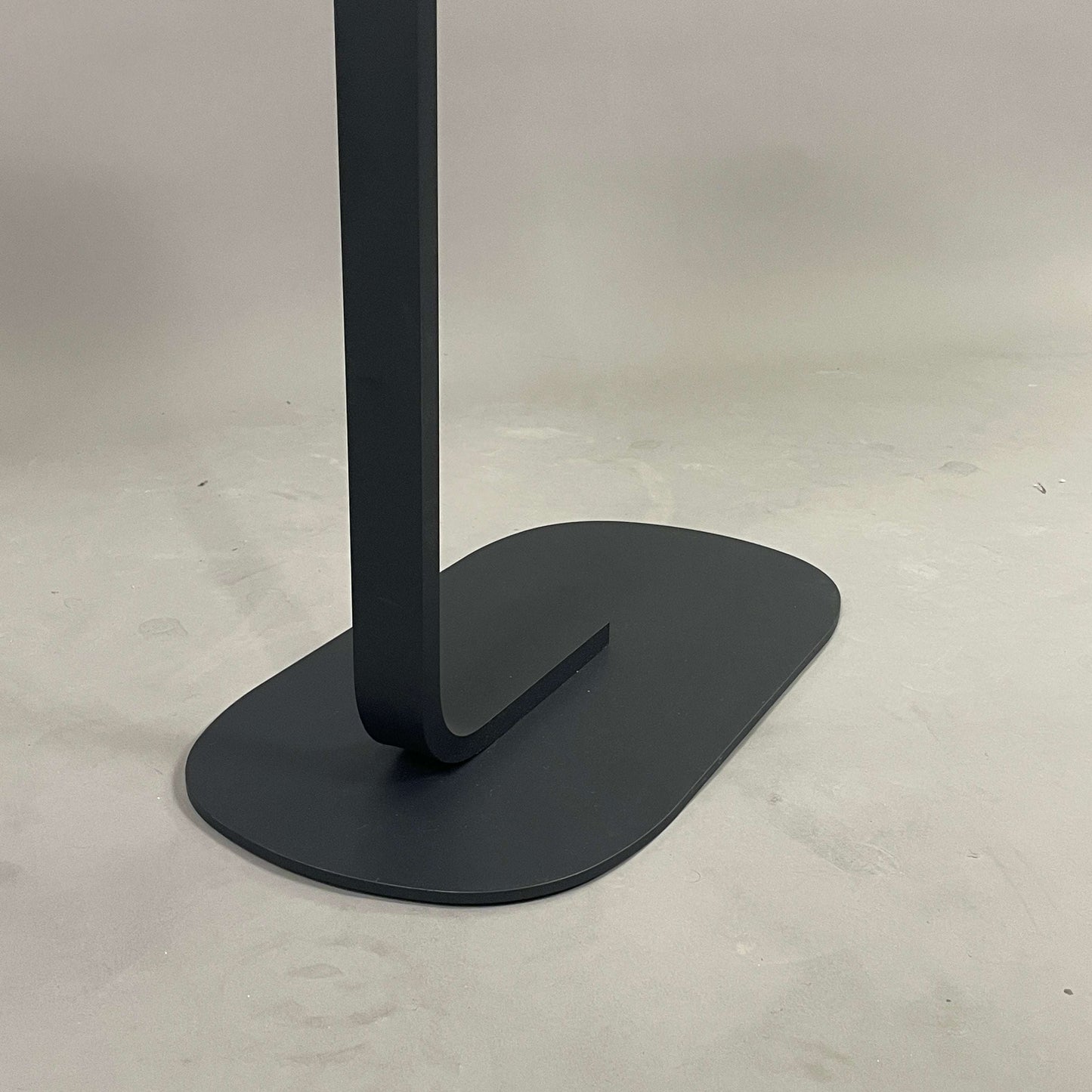 Muuto Relate Beistelltisch schwarzes Metallgestell mit Eichenplatte, 60,5 cm hoch