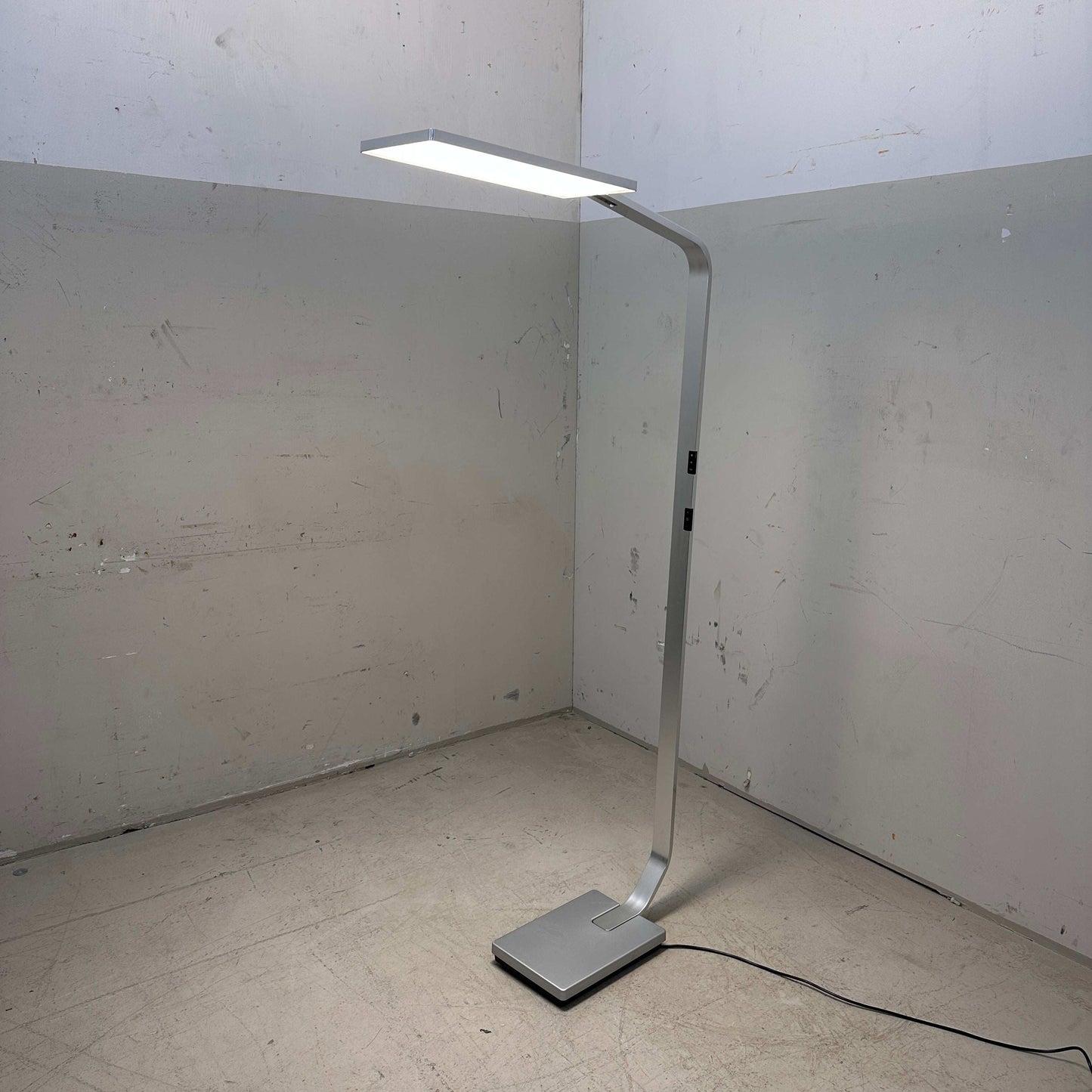 Nimbus Force One Stehlampe in Chrom mit dimmbarer 75W LED und 3000K warmweißem Licht