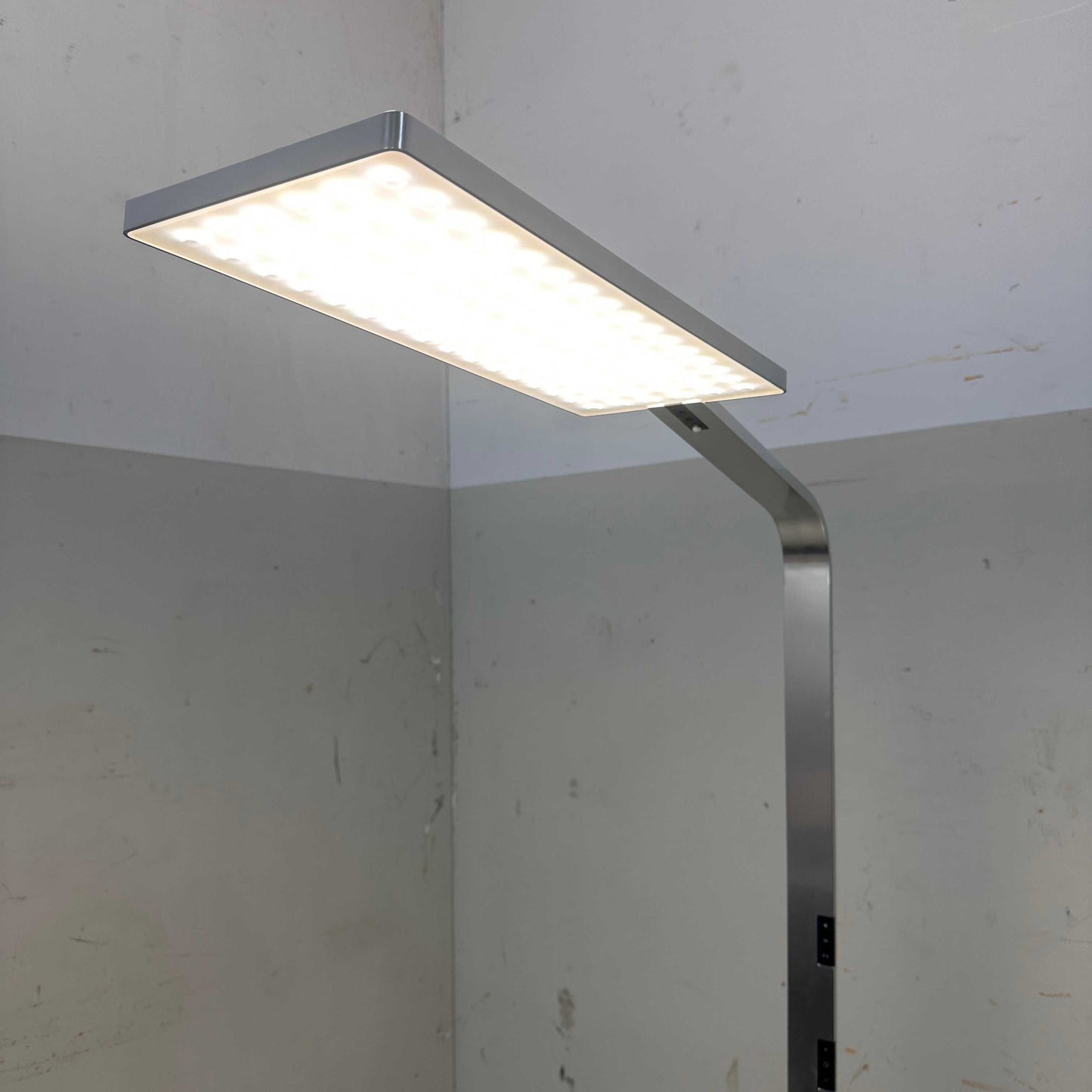 Nimbus Force One Stehlampe in Chrom mit dimmbarer LED-Beleuchtung und 3000K Lichttemperatur