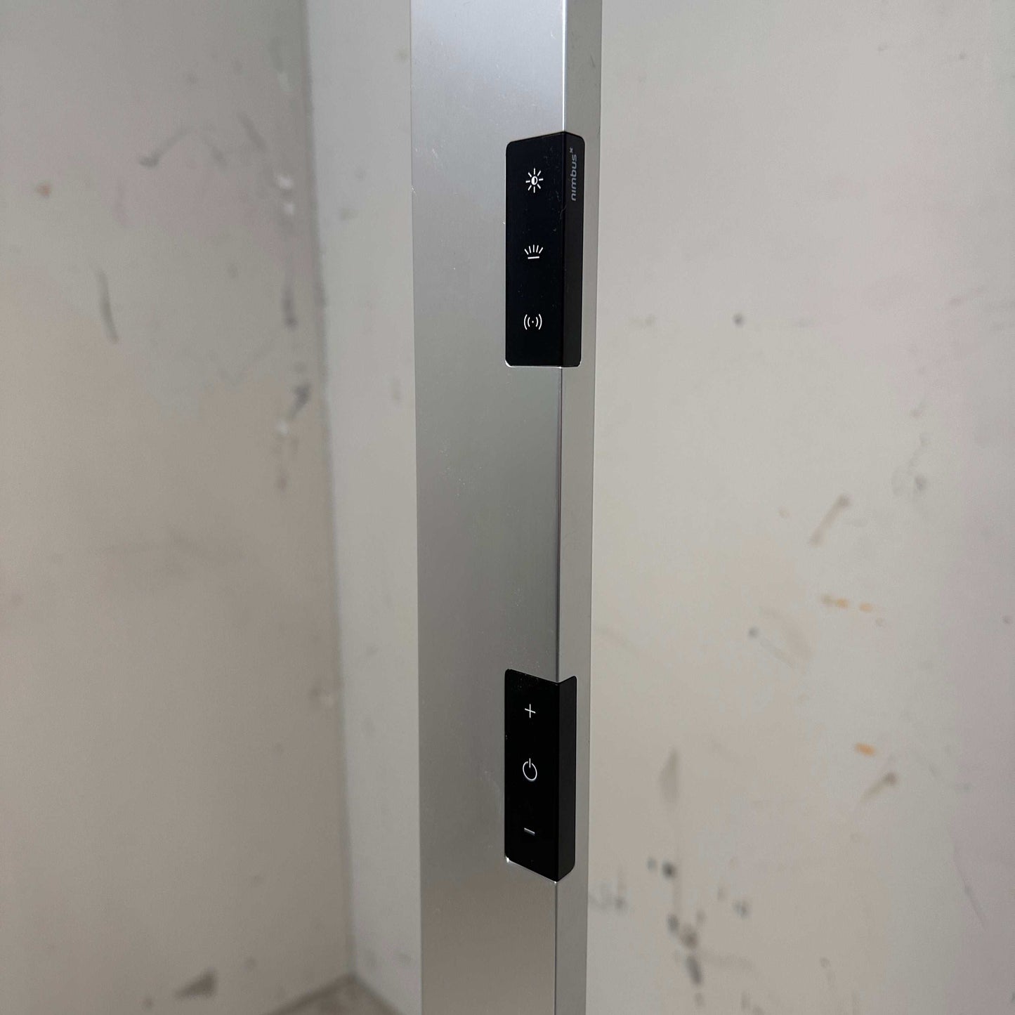 Nimbus Force One Stehlampe Chrom LED mit dimmbaren Bedienelementen und moderner Steuerung