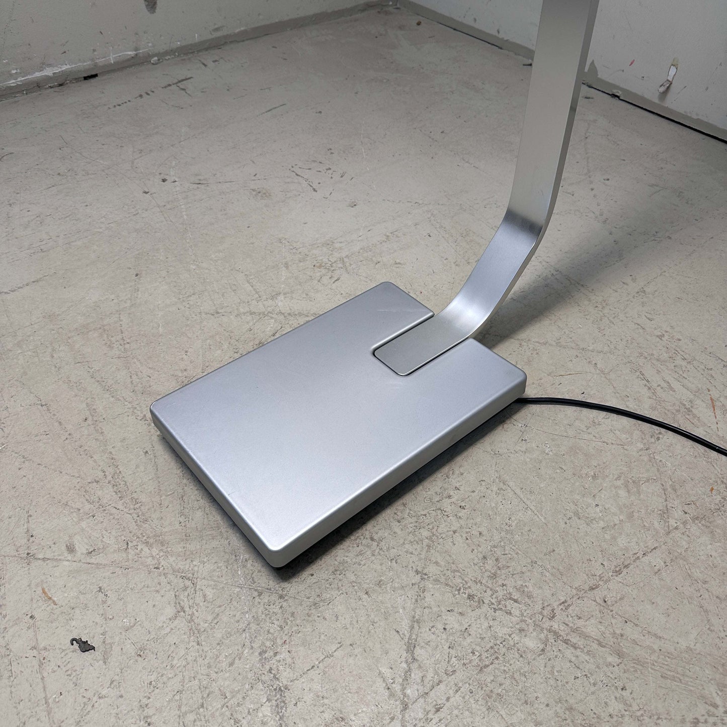 Nimbus Force One Stehlampe chrom LED dimmbar mit stabilem rechteckigem Fuß und modernem Design