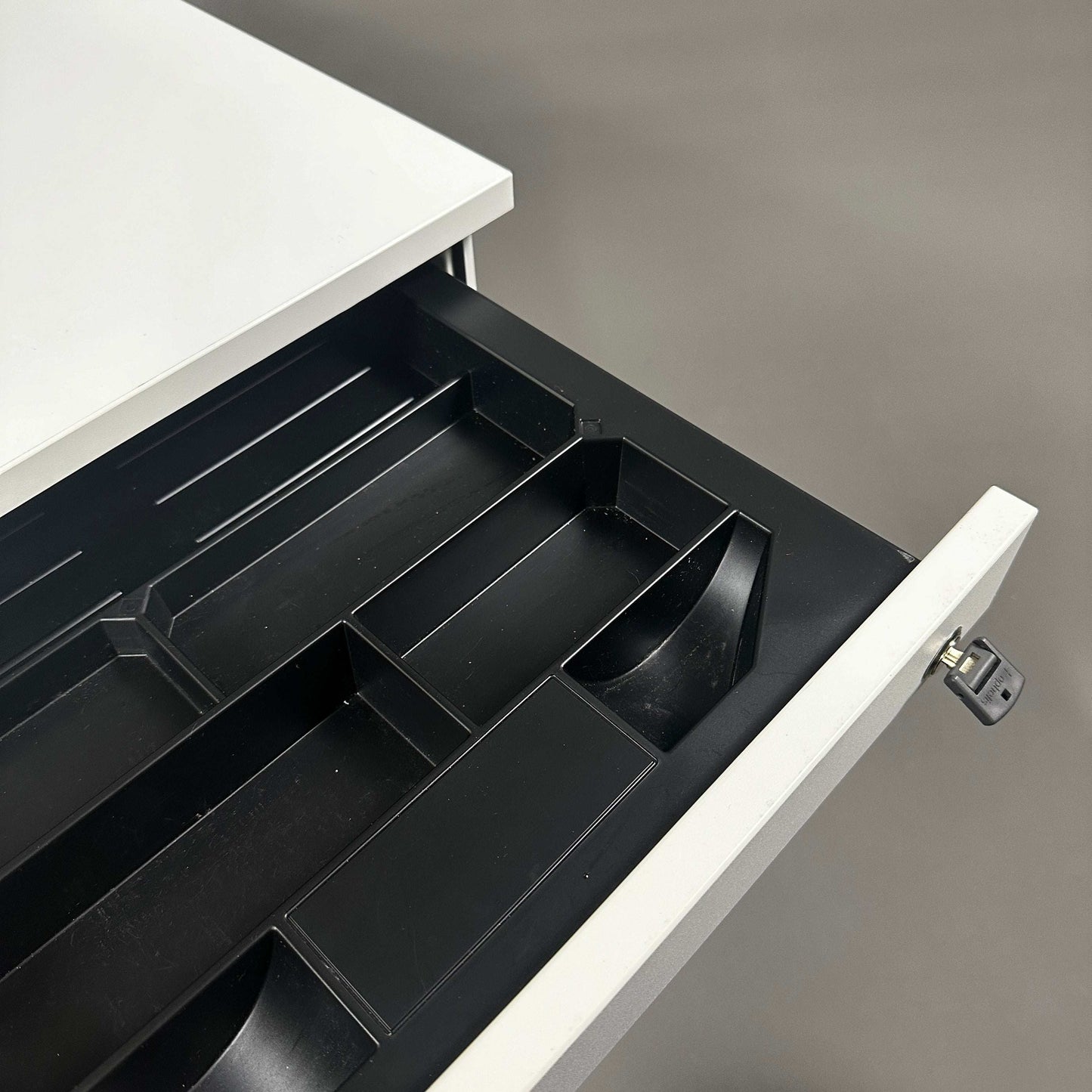 Ophelis Rollcontainer abschließbar weiß mit vier Schubladen aus beschichtetem Holz und Organizerfach