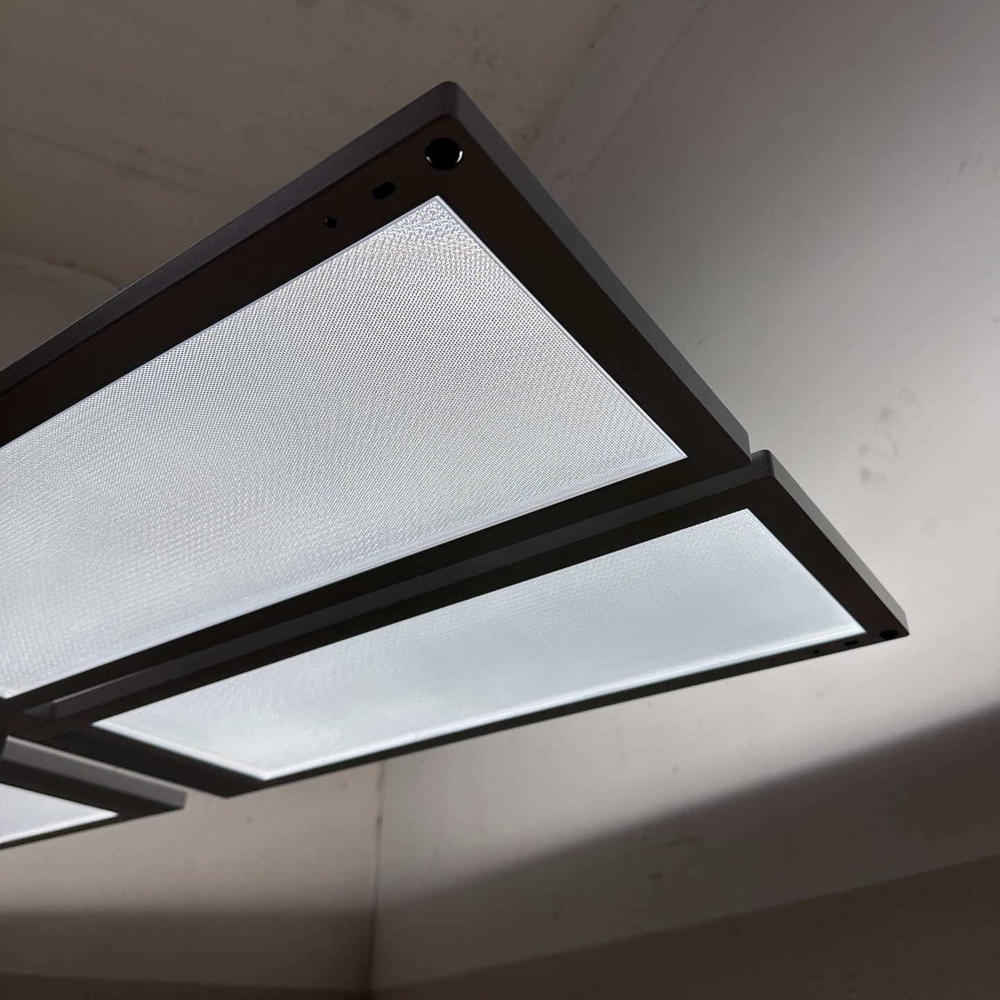 Regent Lighting Lightpad LED-Deckenleuchte für vier Tische, dimmbar mit Bewegungsmelder, weißes Design, 250W, 8473 Lumen, 3600K Lichttemperatur