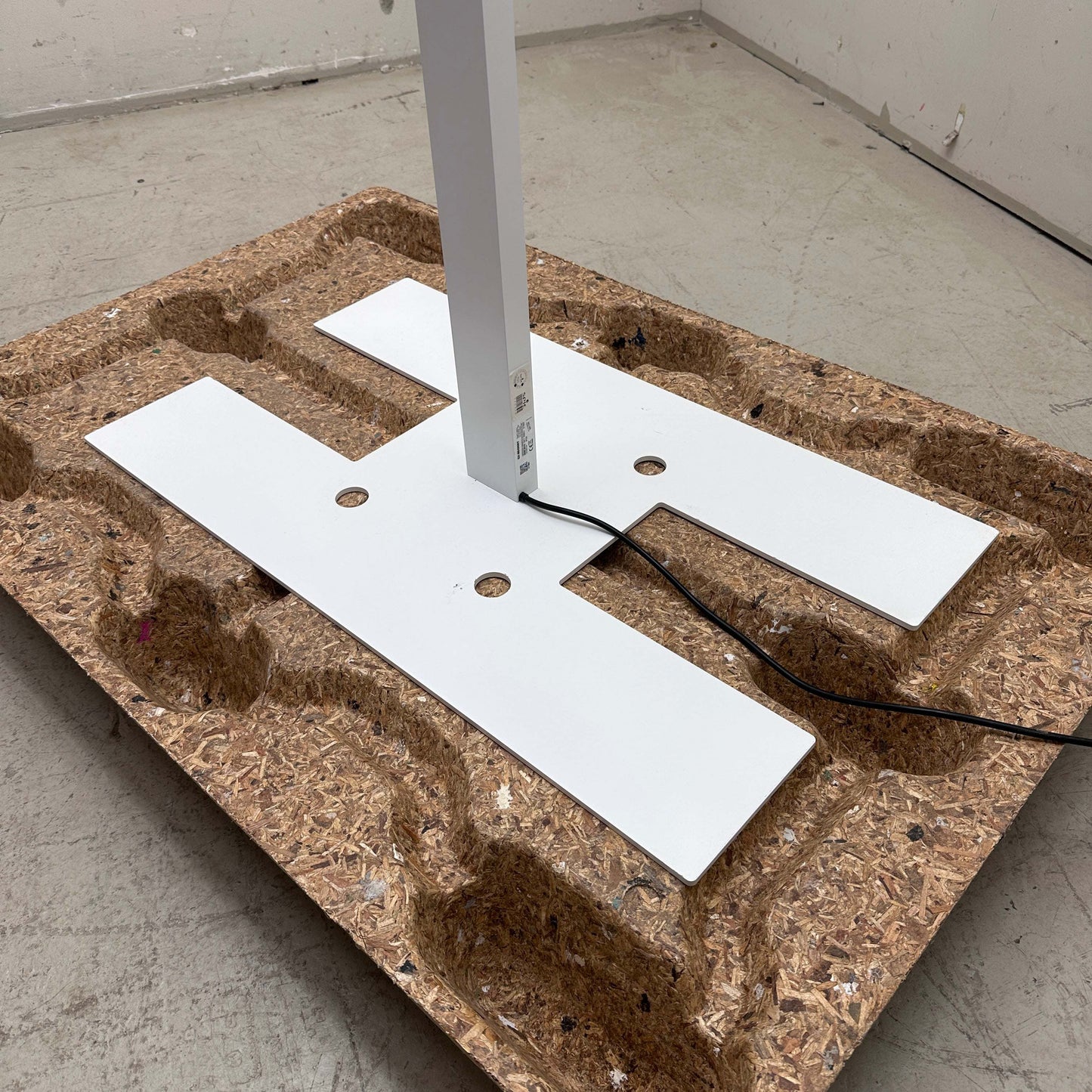 Weißes Regent Lighting Lightpad für 4 Tische mit integrierter LED-Beleuchtung und Kabelanschluss auf Verpackungskarton