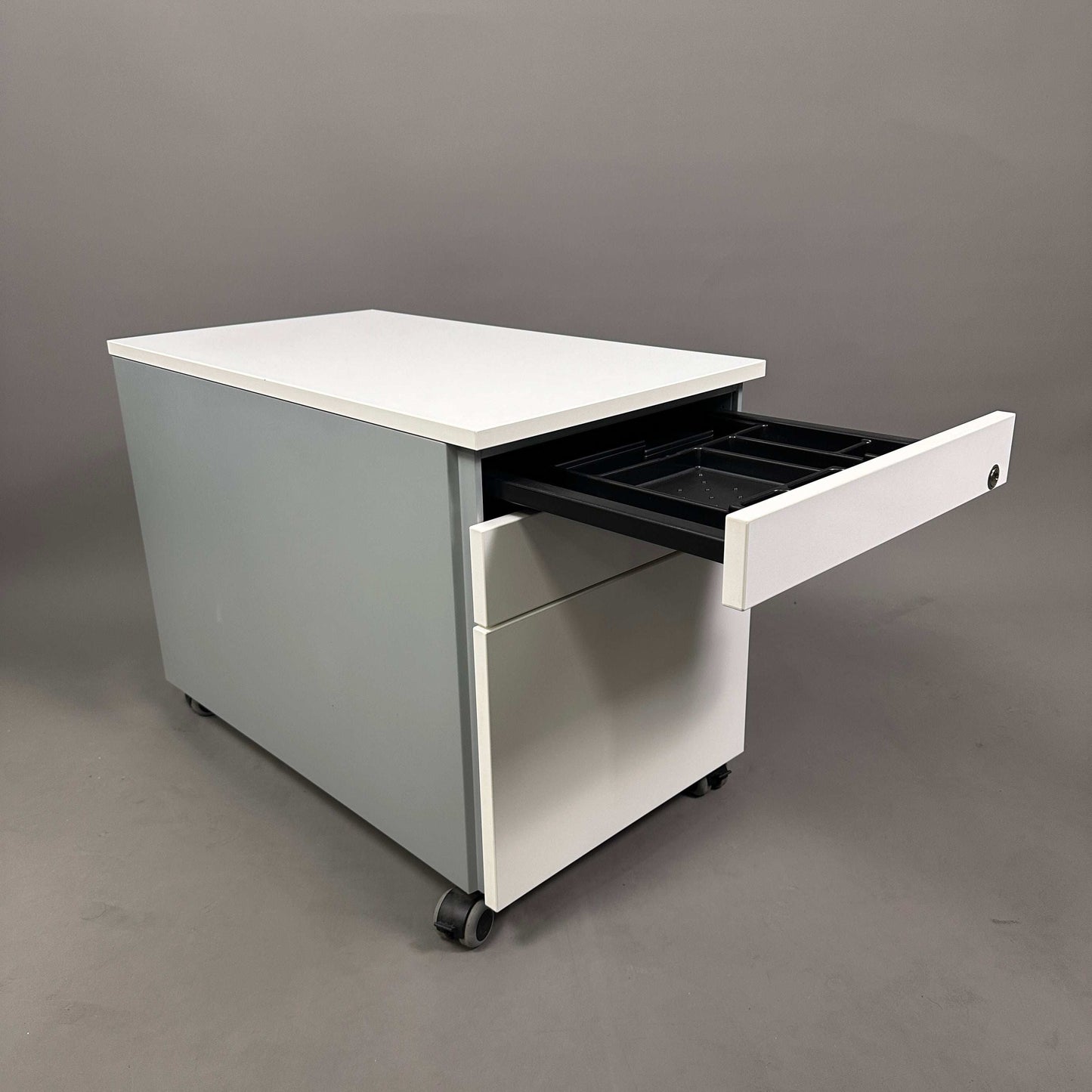 SSI Schäfer weißer Rollcontainer mit 3 abschließbaren Schubladen und Organizer, Maße 59x43x76 cm