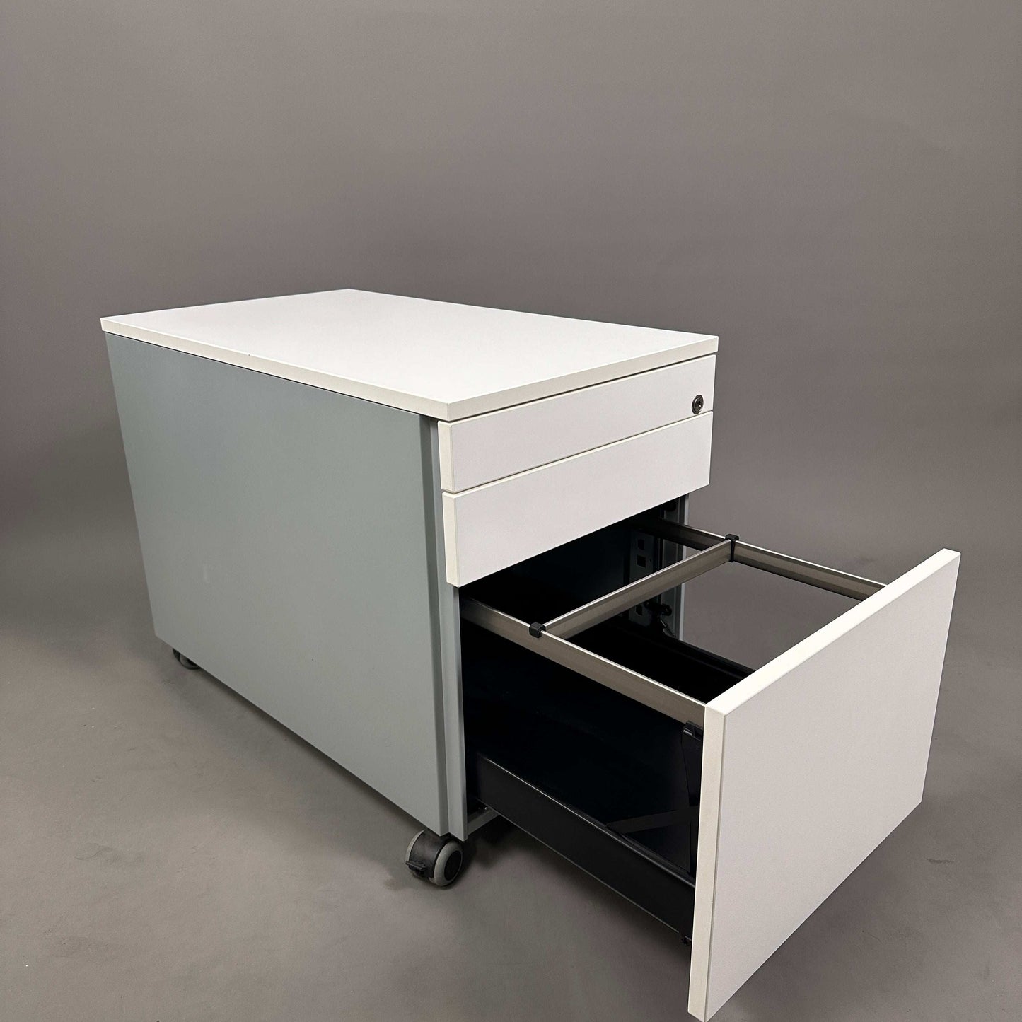SSI Schäfer weißer Rollcontainer mit 3 abschließbaren Schubladen und Organizer, 59x43x76 cm
