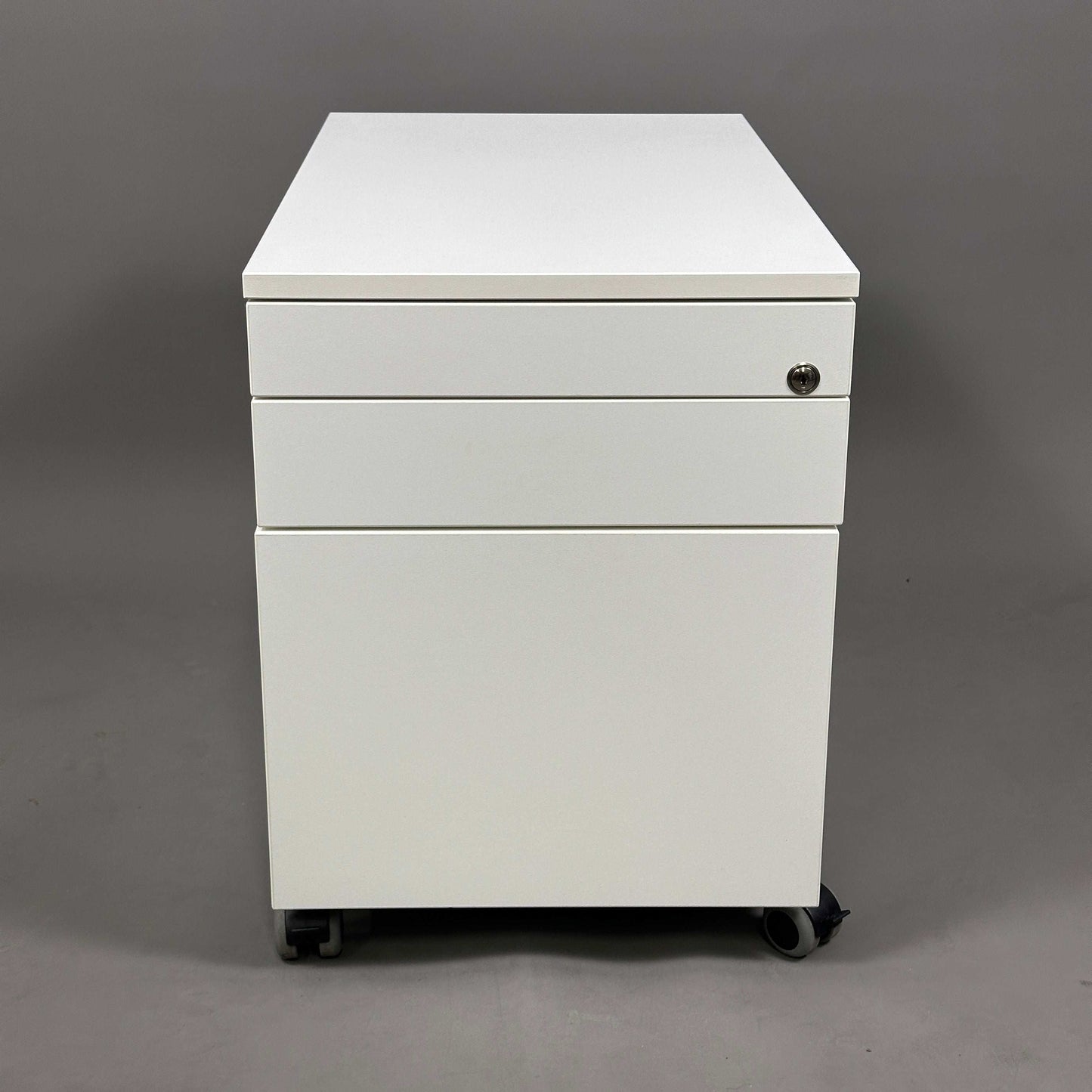 SSI Schäfer weißer Rollcontainer mit 3 abschließbaren Schubladen und Organizer, 59x43x76 cm