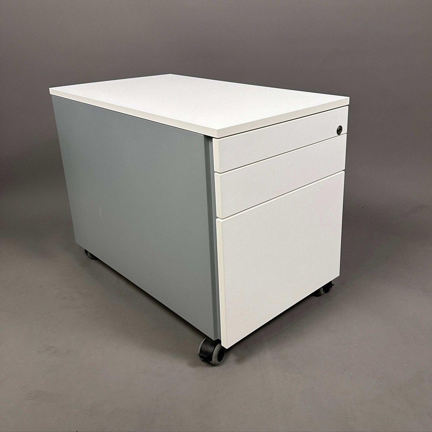SSI Schäfer weißer Rollcontainer mit drei abschließbaren Schubladen und Organizer auf Rollen, 59x43x76 cm