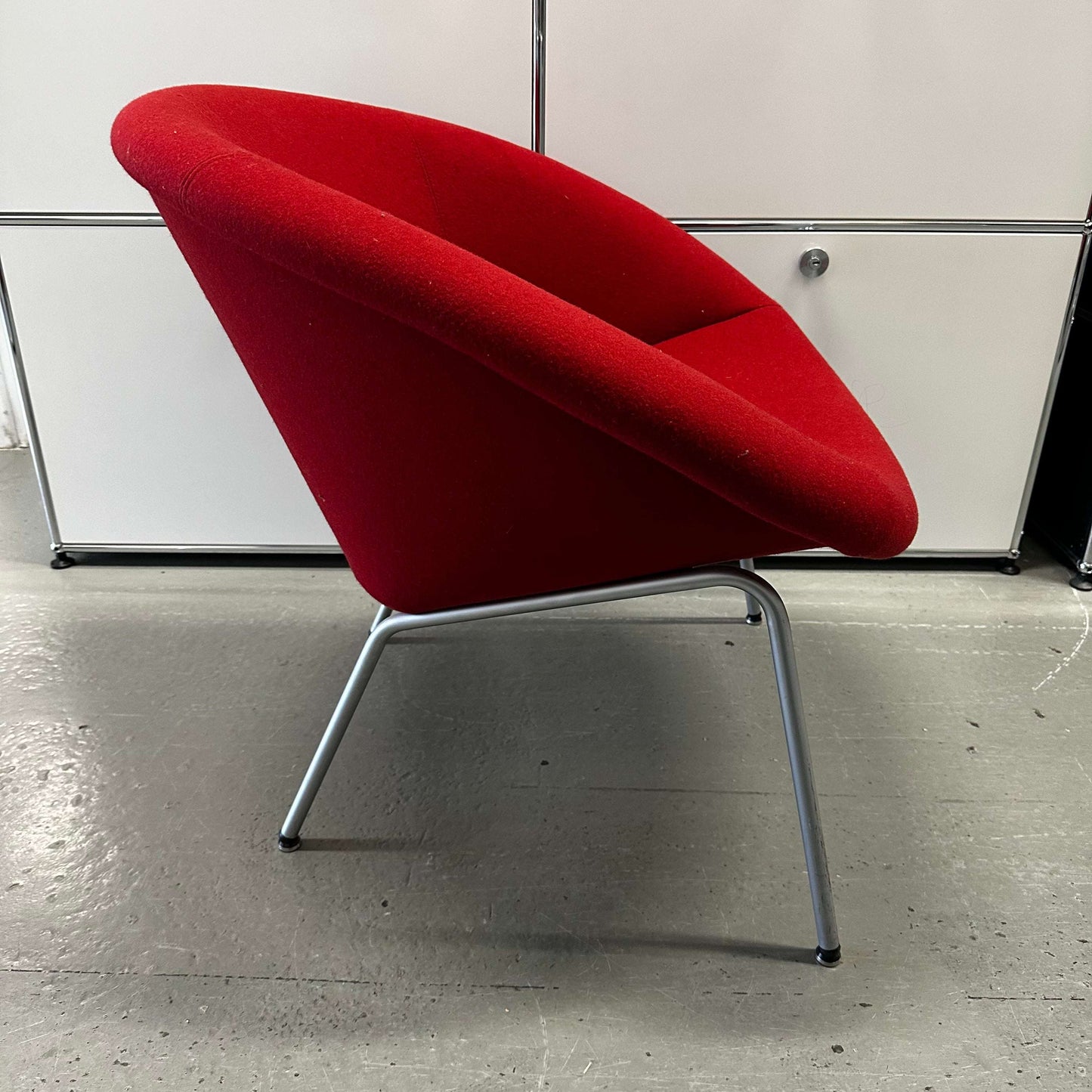 Red Schalensessel 369 chair with felt-like upholstery and silver frame by Walter Knoll