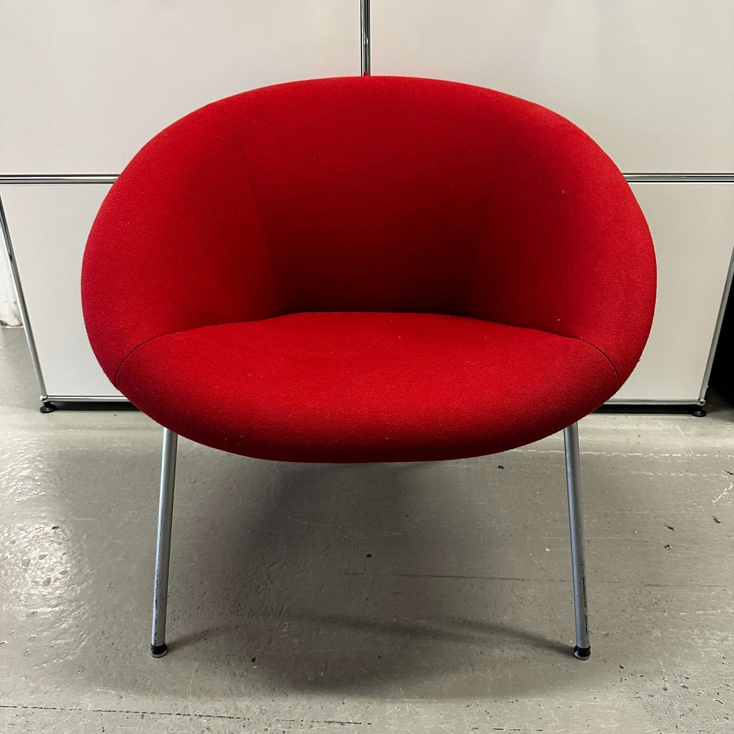 Red Schalensessel 369 chair by Walter Knoll with felt-like fabric and silver frame