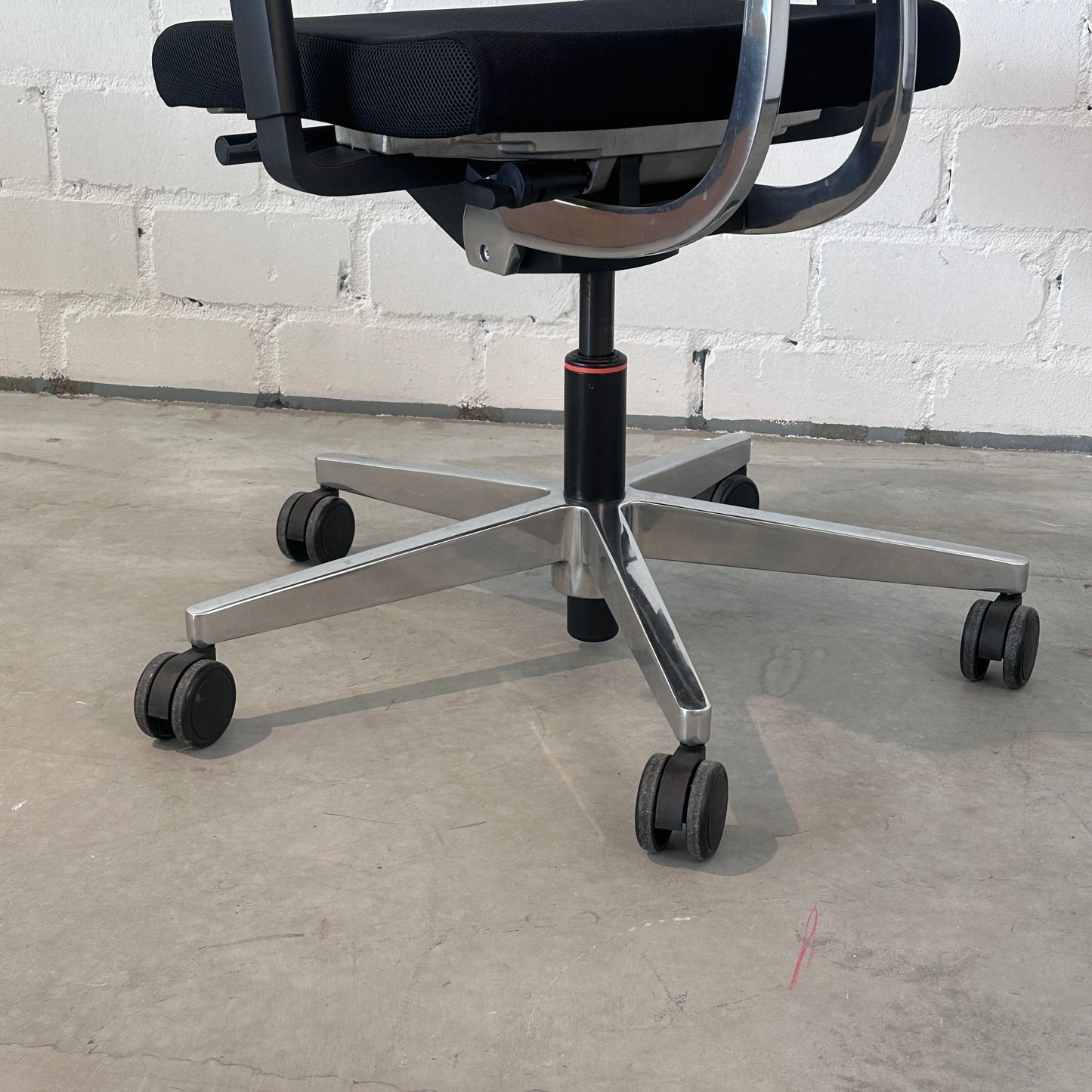 Sedus Black Dot Bürostuhl mit schwarzem Stoffbezug, poliertem Aluminiumgestell und Rollen.