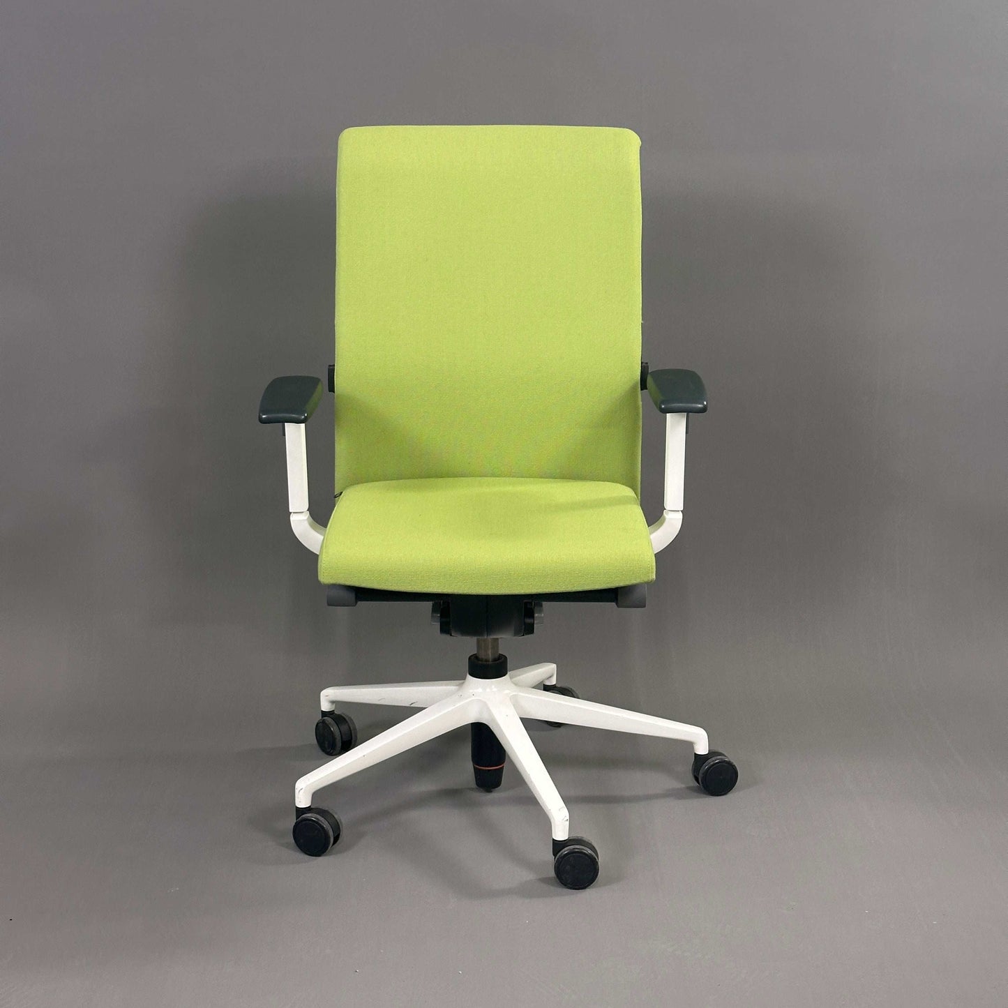 hellgrüner Sedus Crossline Bürostuhl mit weißem Gestell und 2D-Armlehnen, ergonomisch und höhenverstellbar