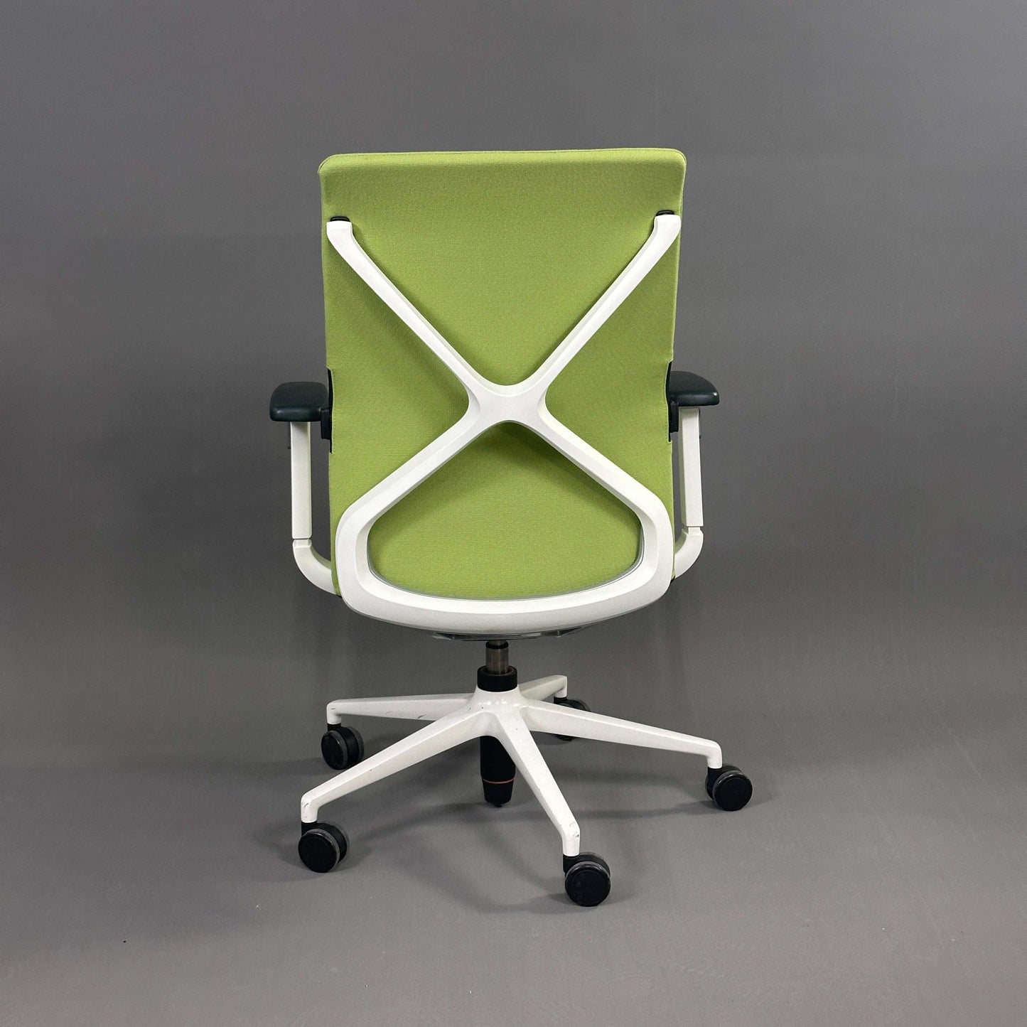 Sedus Crossline Bürostuhl in hellgrün und weiß mit ergonomischer Rückenlehne und 2D-Armlehnen