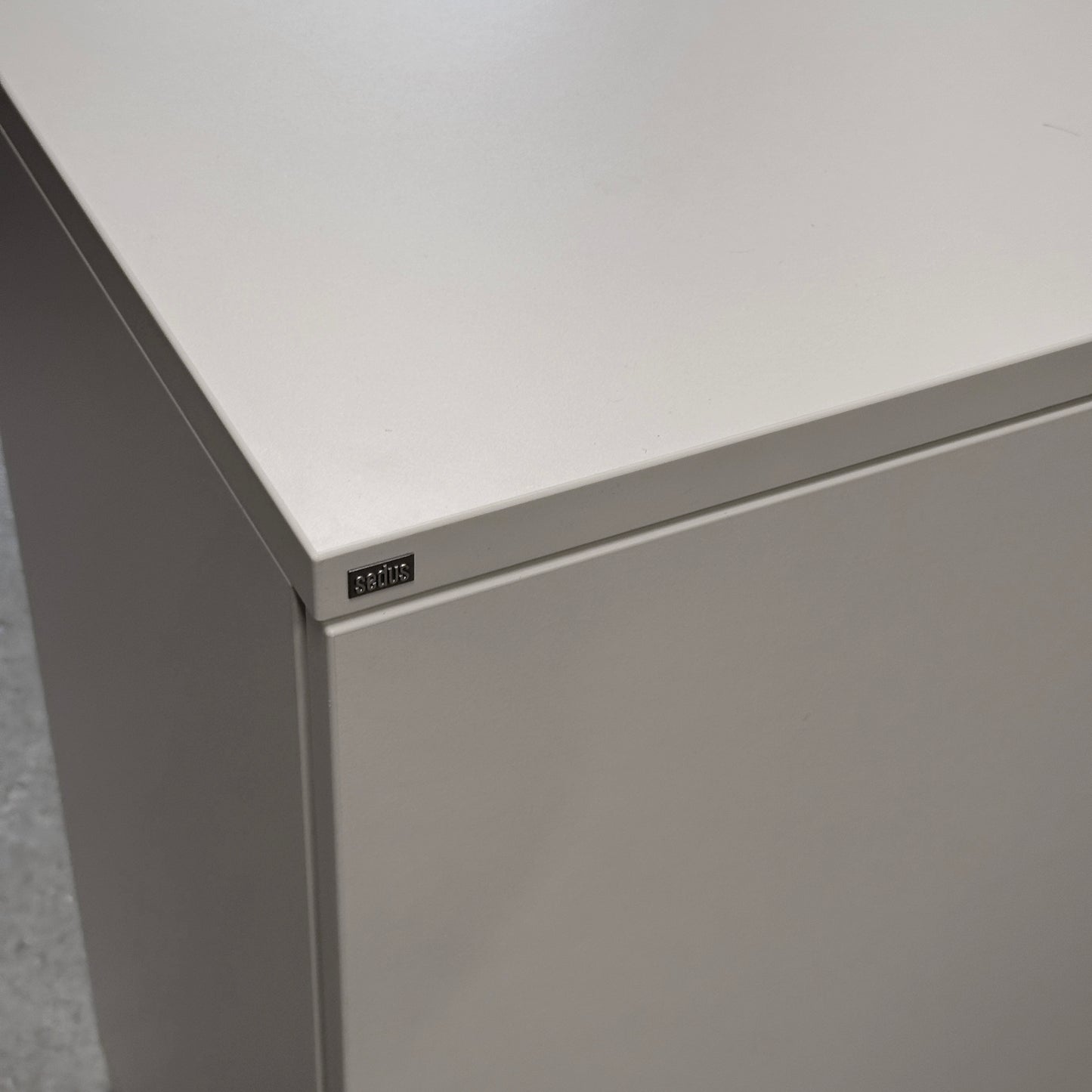 Weißer Sedus Flügeltürenschrank 2OH, abschließbar, mit dezenter Sedus-Plakette.