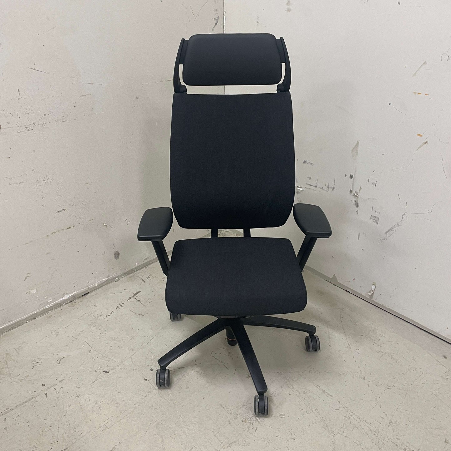 Sedus Swing Up Bürostuhl schwarz/dunkelgrau mit verstellbarer Sitzhöhe, arretierbarer Rückenlehne und 4D-Armlehnen.