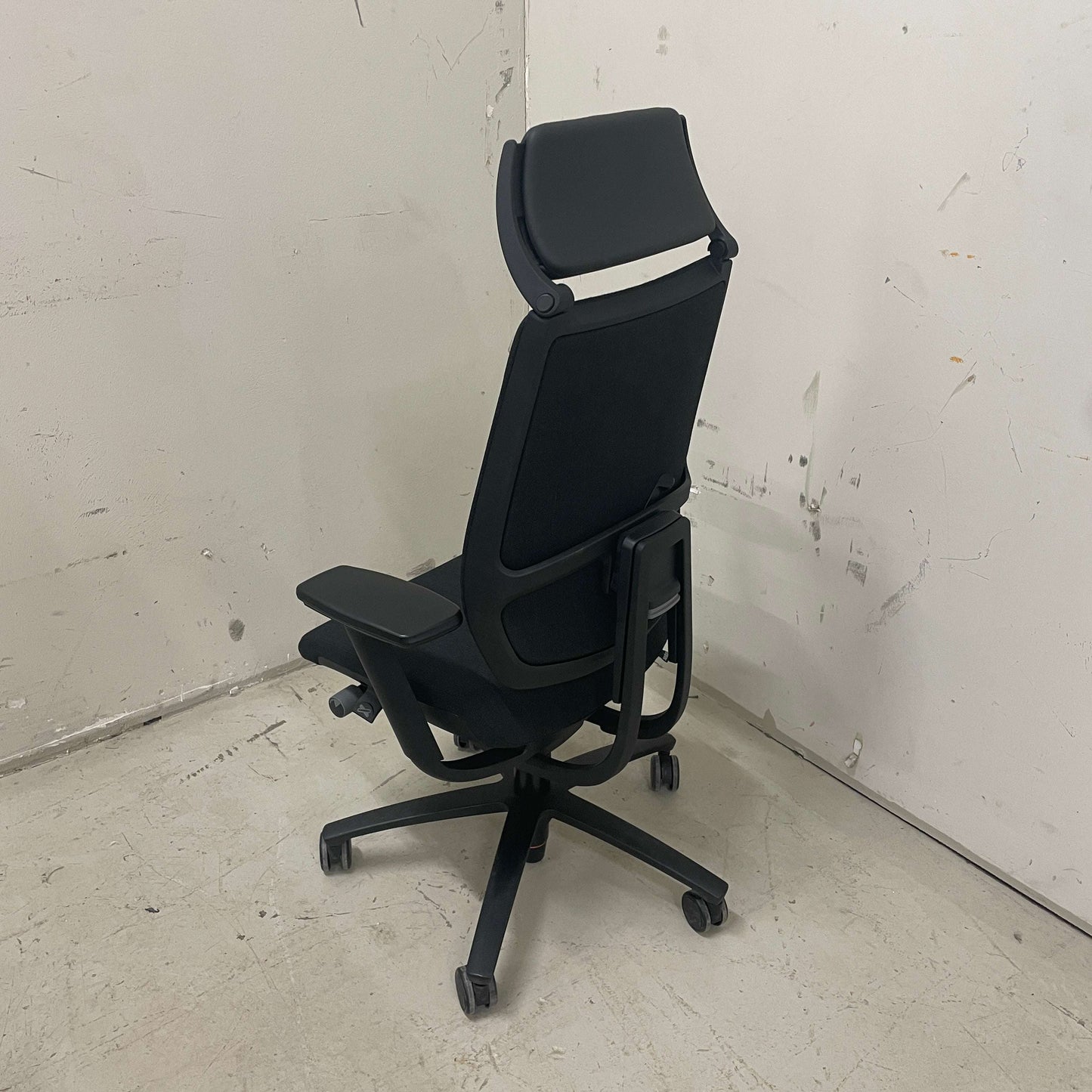 Sedus Swing Up Bürostuhl in Schwarz/Dunkelgrau mit höhenverstellbarer Sitzfläche, arretierbarer Rückenlehne, Lordosenstütze und 4D-Armlehnen mit PU-Auflage