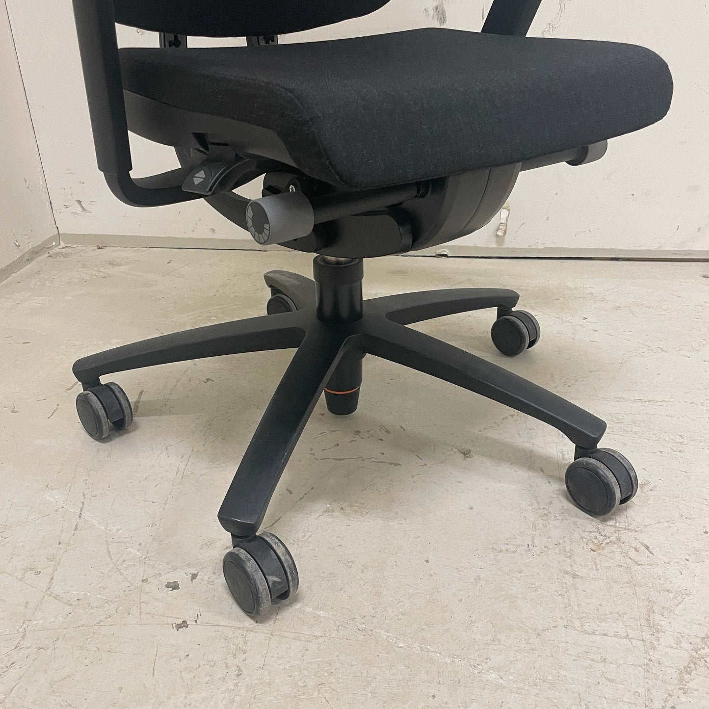 Sedus Swing Up Bürostuhl schwarz dunkelgrau mit höhenverstellbarem Sitz und 4D-Armlehnen