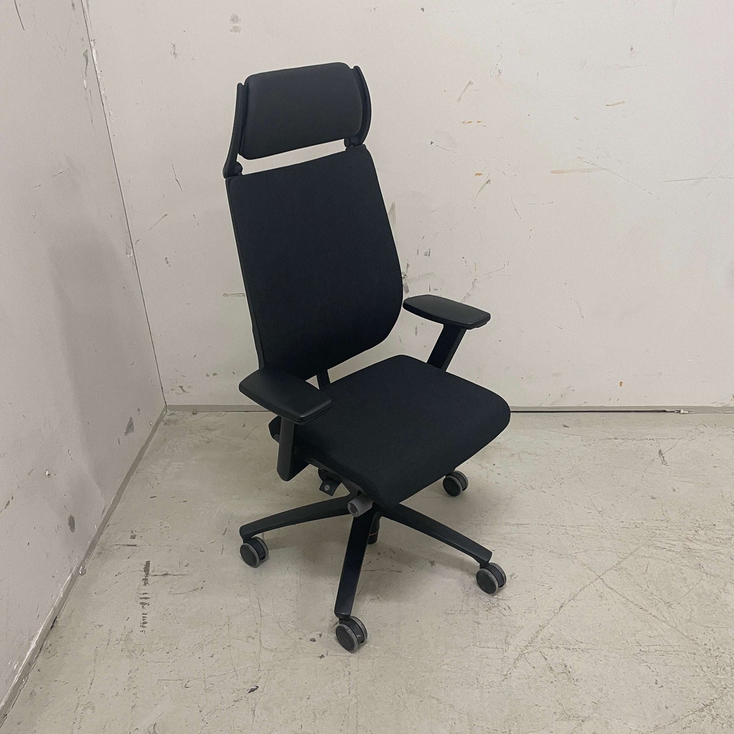 Sedus Swing Up Bürostuhl schwarz dunkelgrau mit verstellbarer Sitzhöhe, arretierbarer Rückenlehne, Lordosenstütze und 4D-Armlehnen