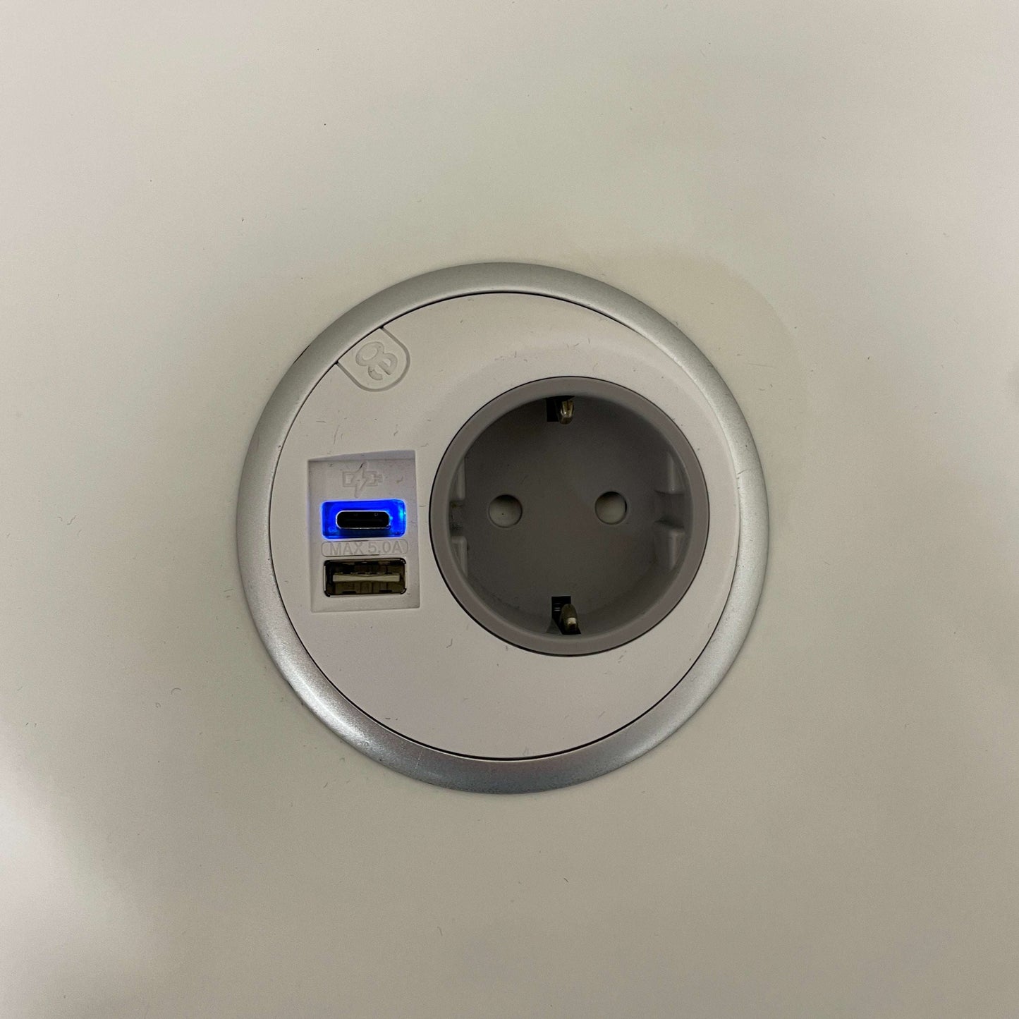Sedus Temptation Speed Schreibtisch integrierte Steckdose mit USB-A und USB-C Anschluss in weißem Design