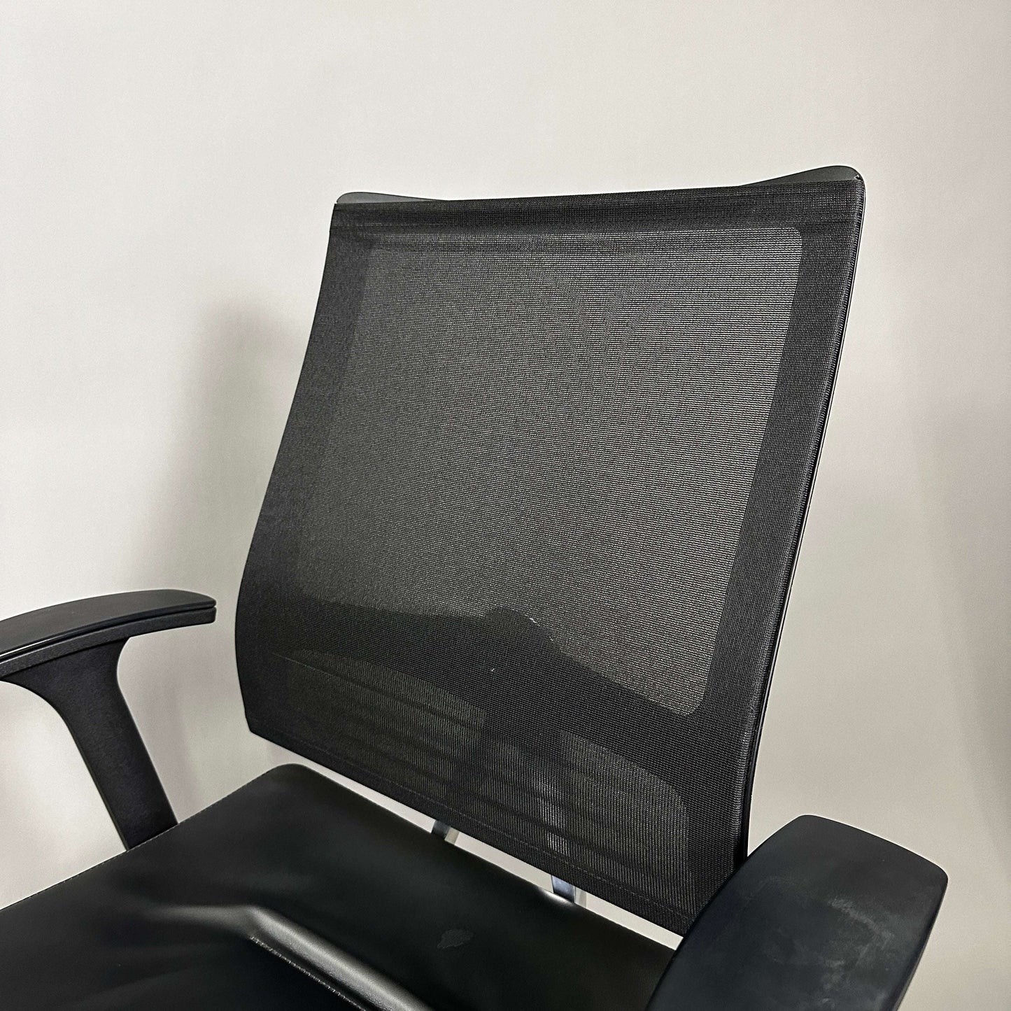 Sedus open up office chair with black mesh backrest, black leather seat, polished aluminum base, adjustable backrest tension, fixed seat height 50cm