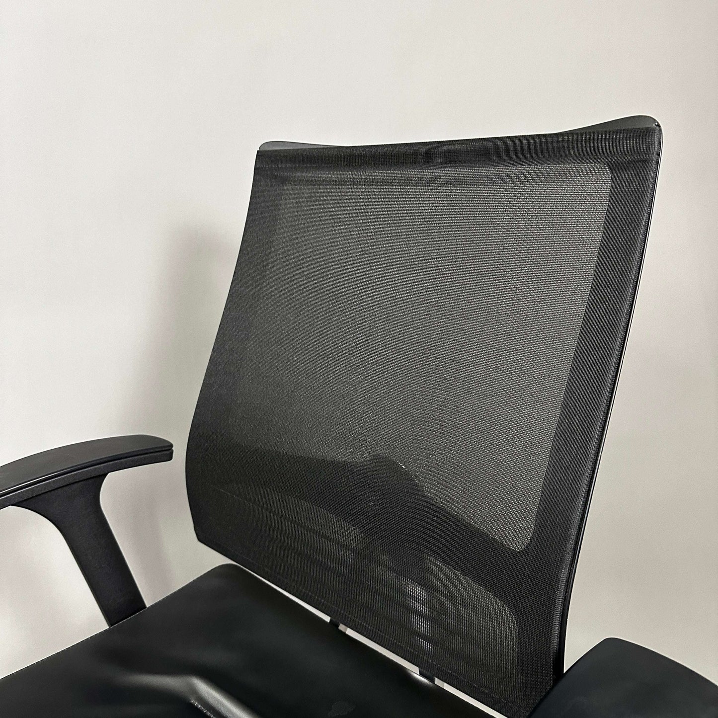 Sedus Open Up office chair with black mesh backrest, black leather seat, and polished aluminum base