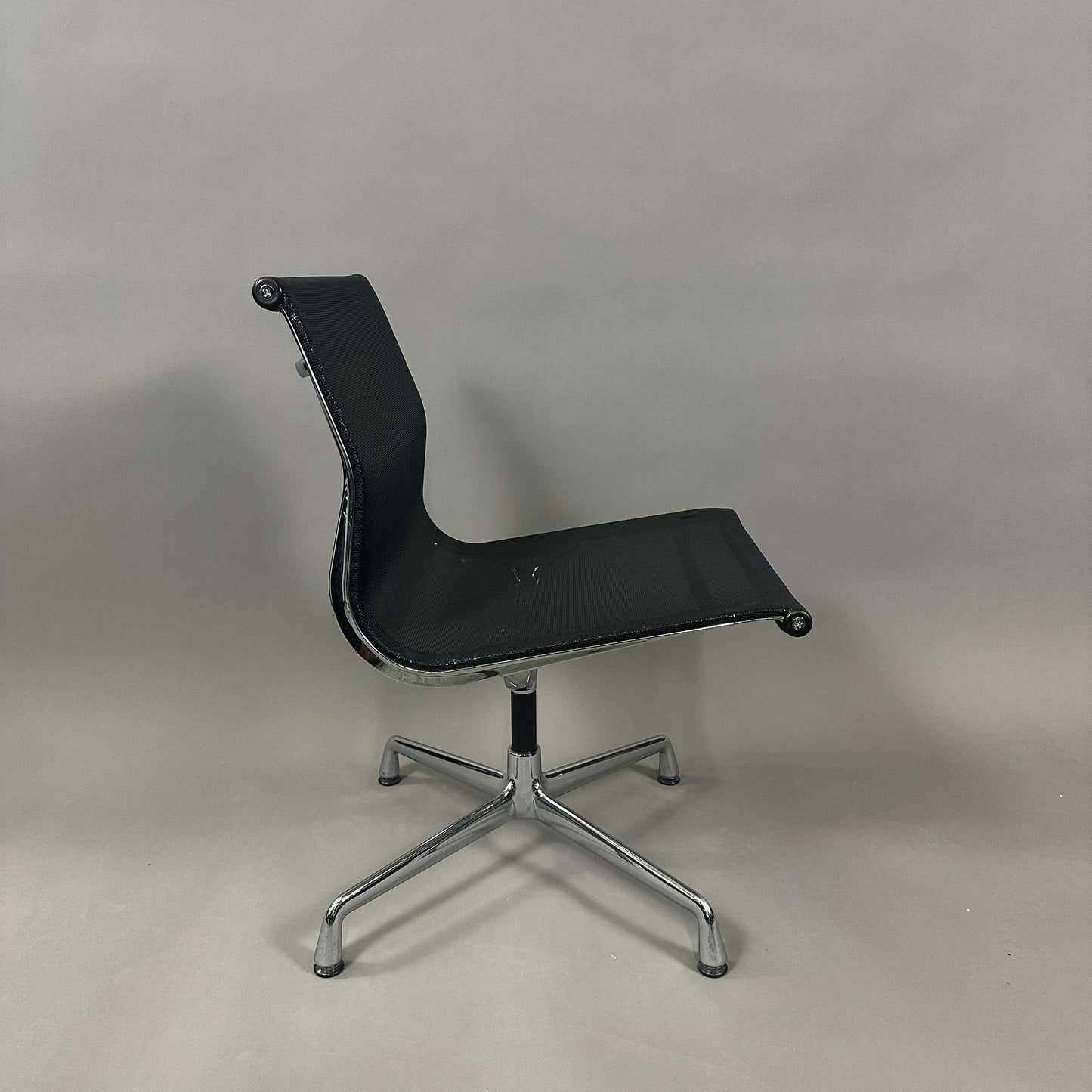 Set 4x Vitra EA 105 Secondhand B-Ware schwarzer Netzbezug Chromgestell ohne Armlehnen