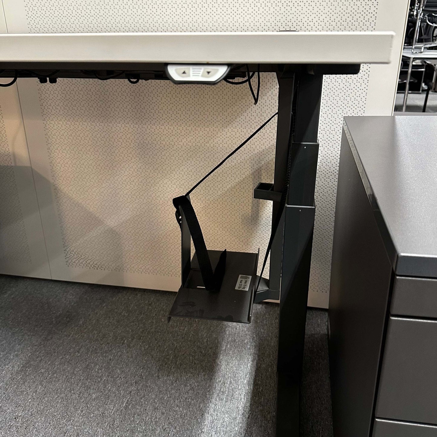 Steelcase Activa Lift electric height-adjustable desk with white 160x80cm tabletop and anthracite frame