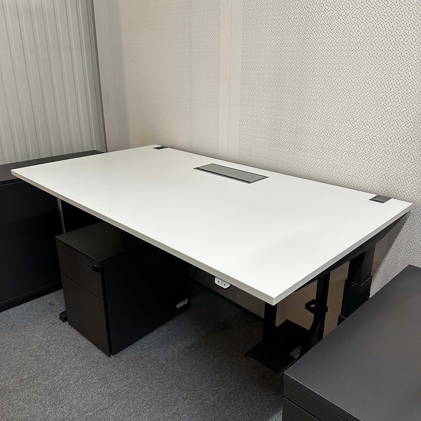 Steelcase Activa Lift electric height-adjustable desk with white 160x80cm tabletop and anthracite frame