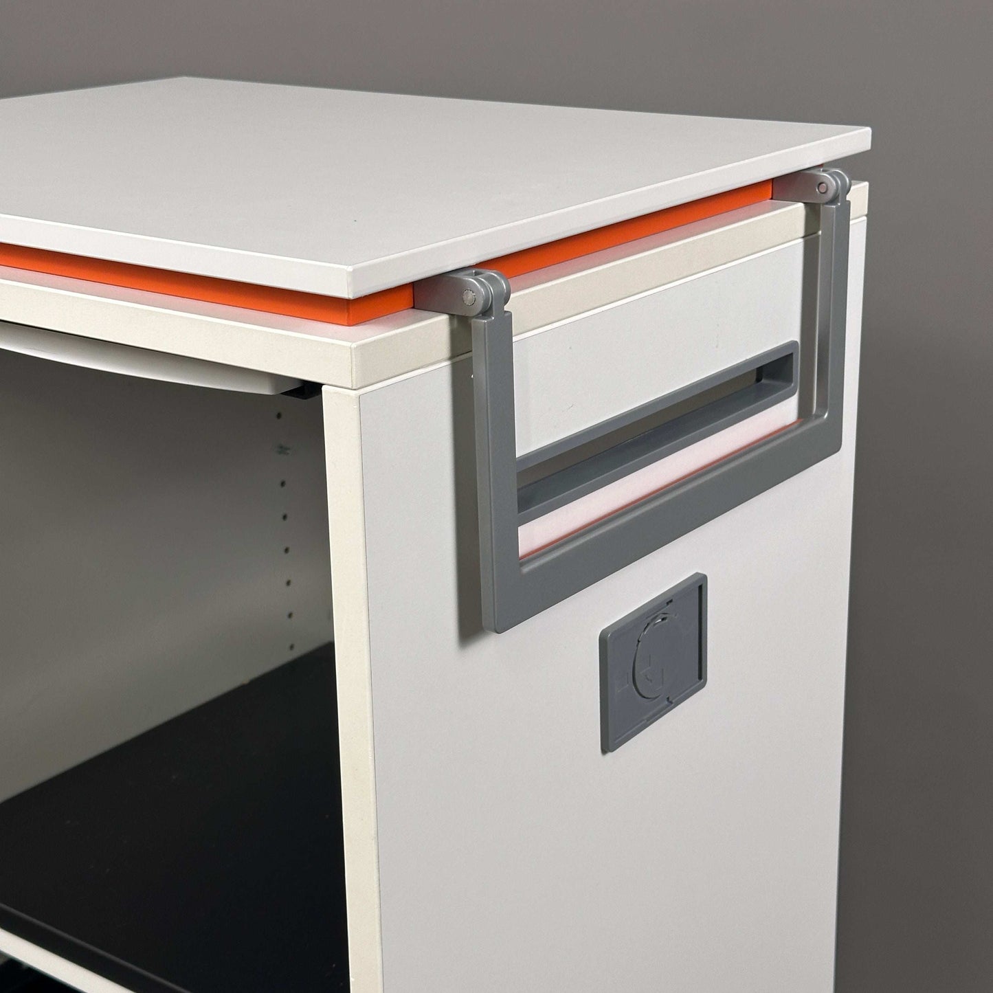 Steelcase Aktencaddy Rollschrank Moby 2 weiß mit orangem Akzent und Briefeinwurf, mobiler Bürocaddy abschließbar