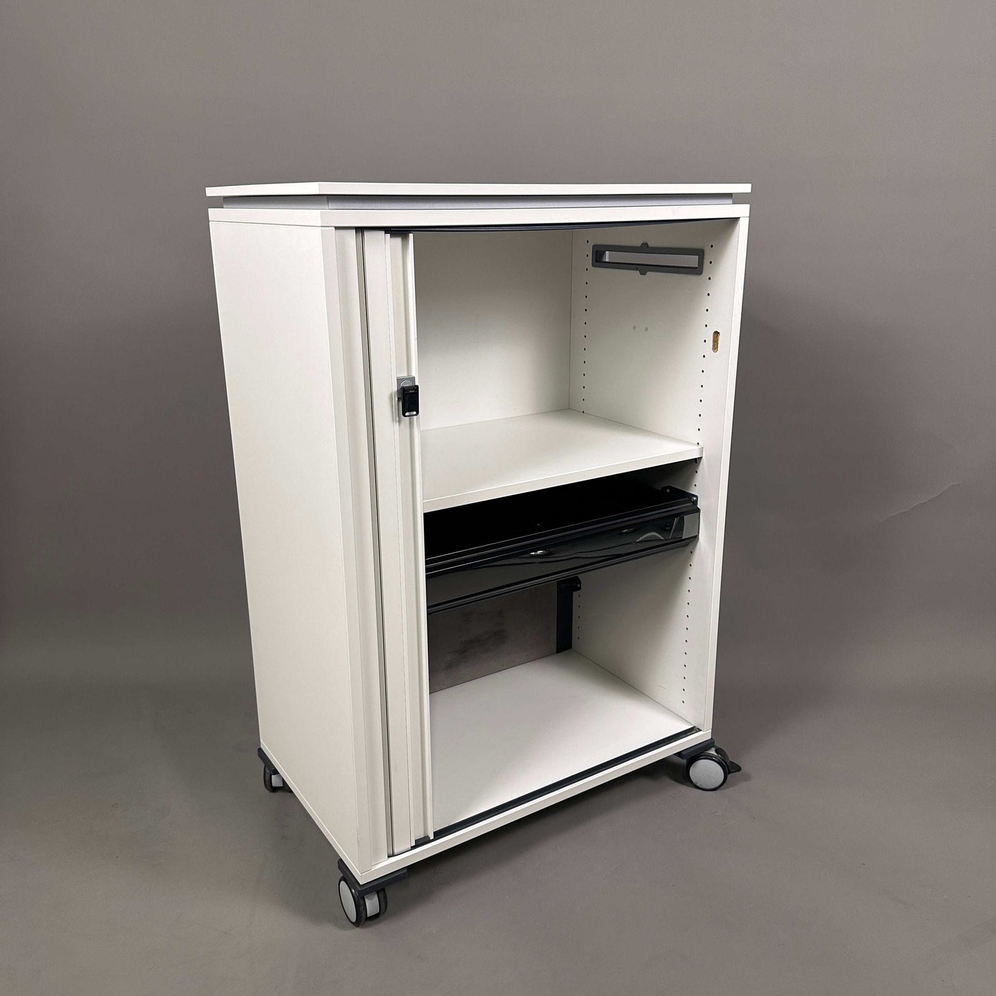 Steelcase Aktencaddy Rollschrank Moby 2 in Weiß mit abschließbarem Fach und Rollen, vielseitig nutzbar als Bürocaddy oder Servierwagen.