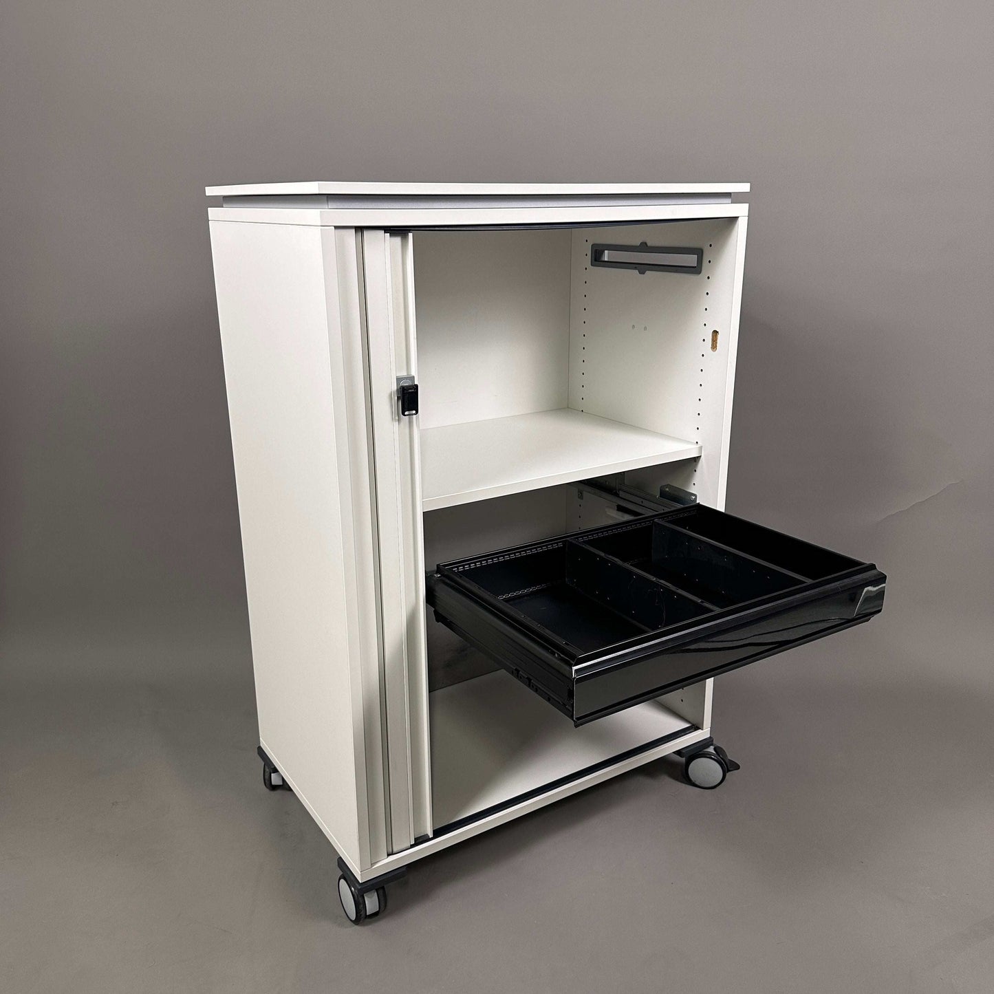 Steelcase Aktencaddy Rollschrank Moby 2 weiß mit ausziehbarer Schublade und Rollen, abschließbar, 107x71x43 cm