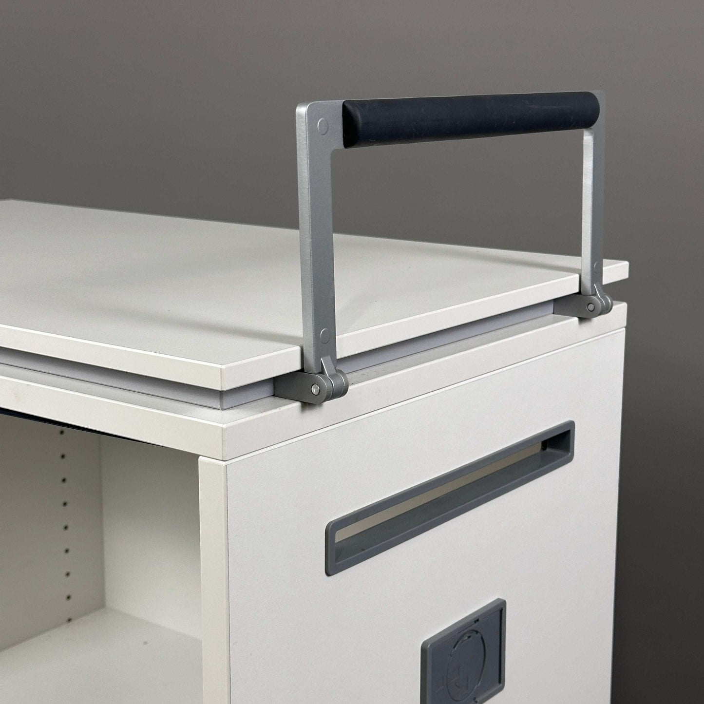 Weißer Steelcase Aktencaddy Rollschrank Moby 2 mit Griff und Briefeinwurf, abschließbar, moderner Bürocaddy in minimalistischer Optik