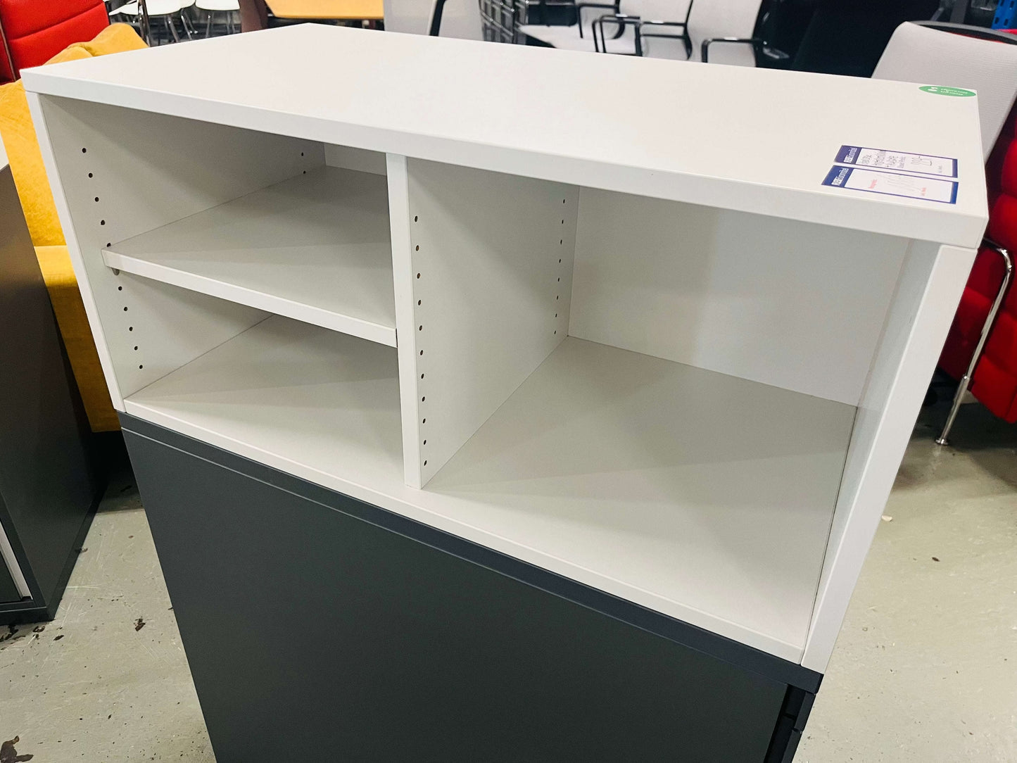 Steelcase Anstellcontainer with white upper shelf and anthracite lower cabinet in wood finish, measuring 80x42x110.5cm