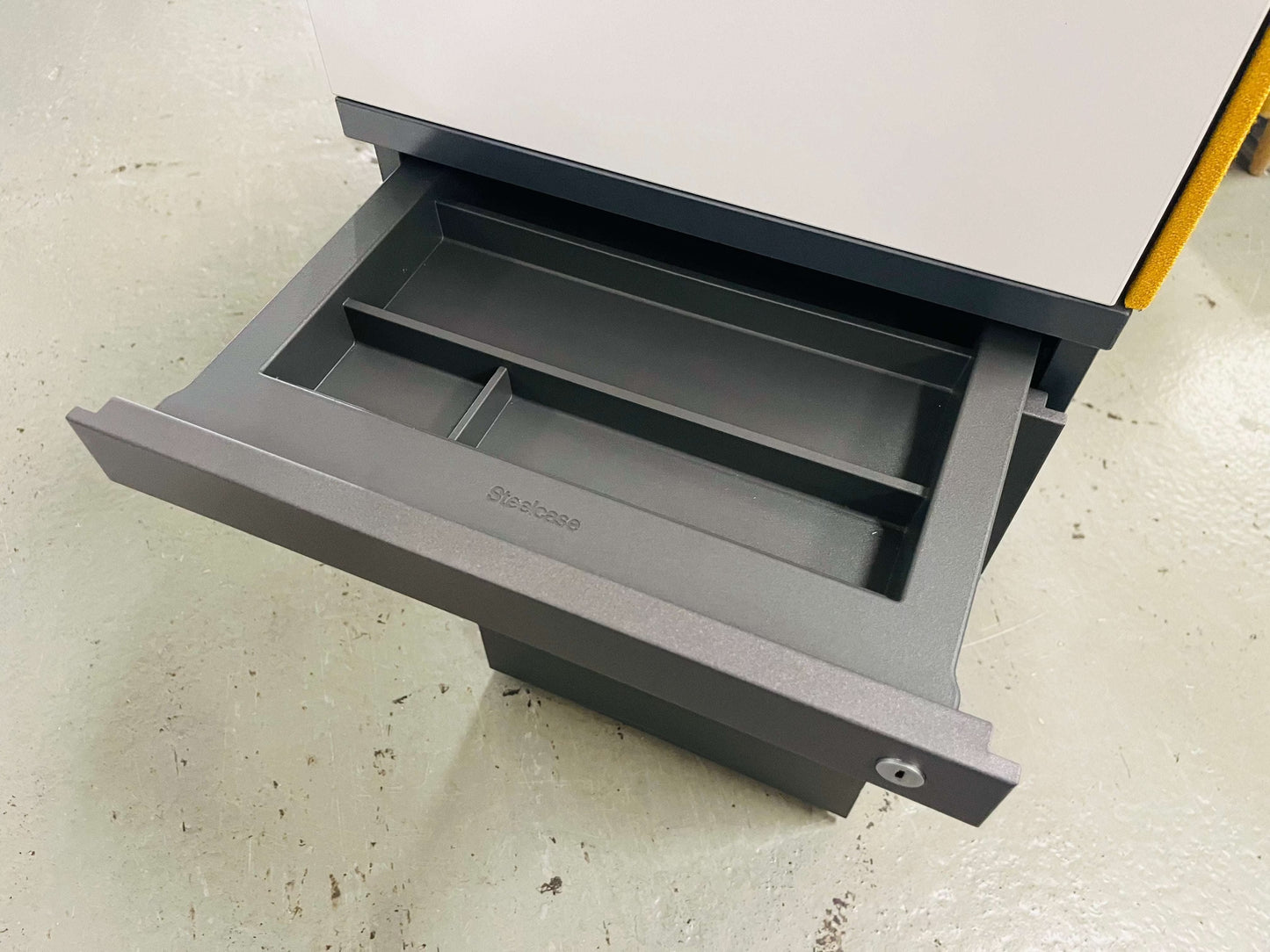 Steelcase Anstellcontainer with anthracite wood body, white top unit, open drawer showing compartments, dimensions 80x42x110.5 cm