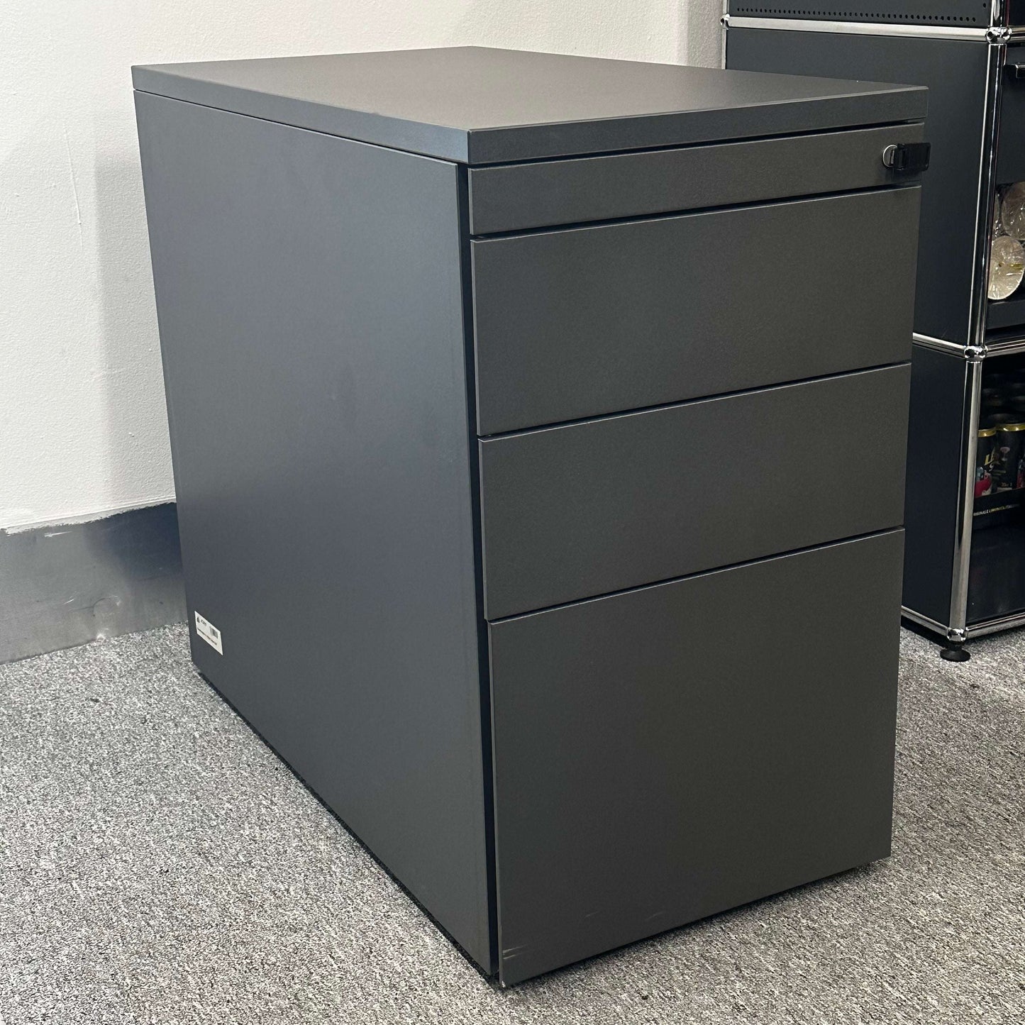 Steelcase Anstellcontainer anthracite wooden cabinet with drawers measuring 42x80x72cm