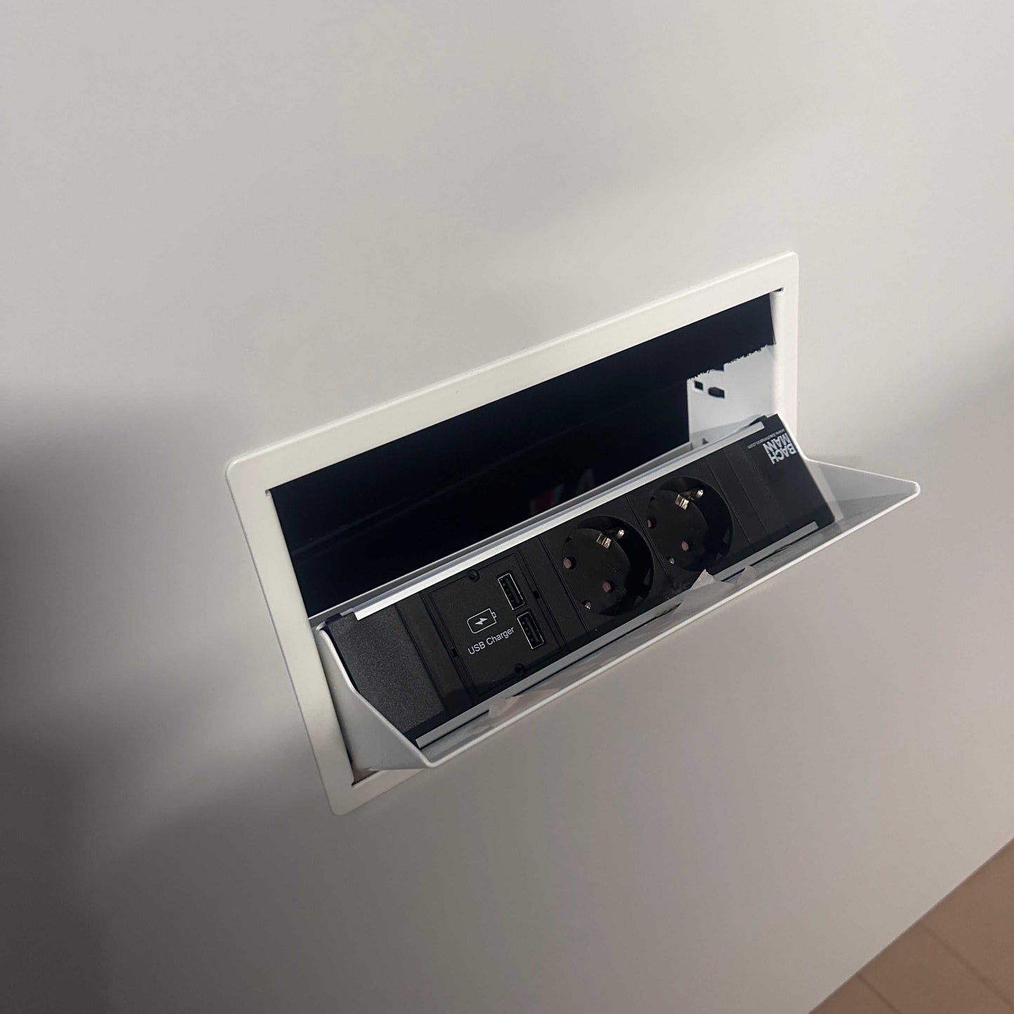 integriertes Media Kit mit Steckdosen und USB-Einheiten im Steelcase Konferenztisch Potrero 415 Light Table weiß
