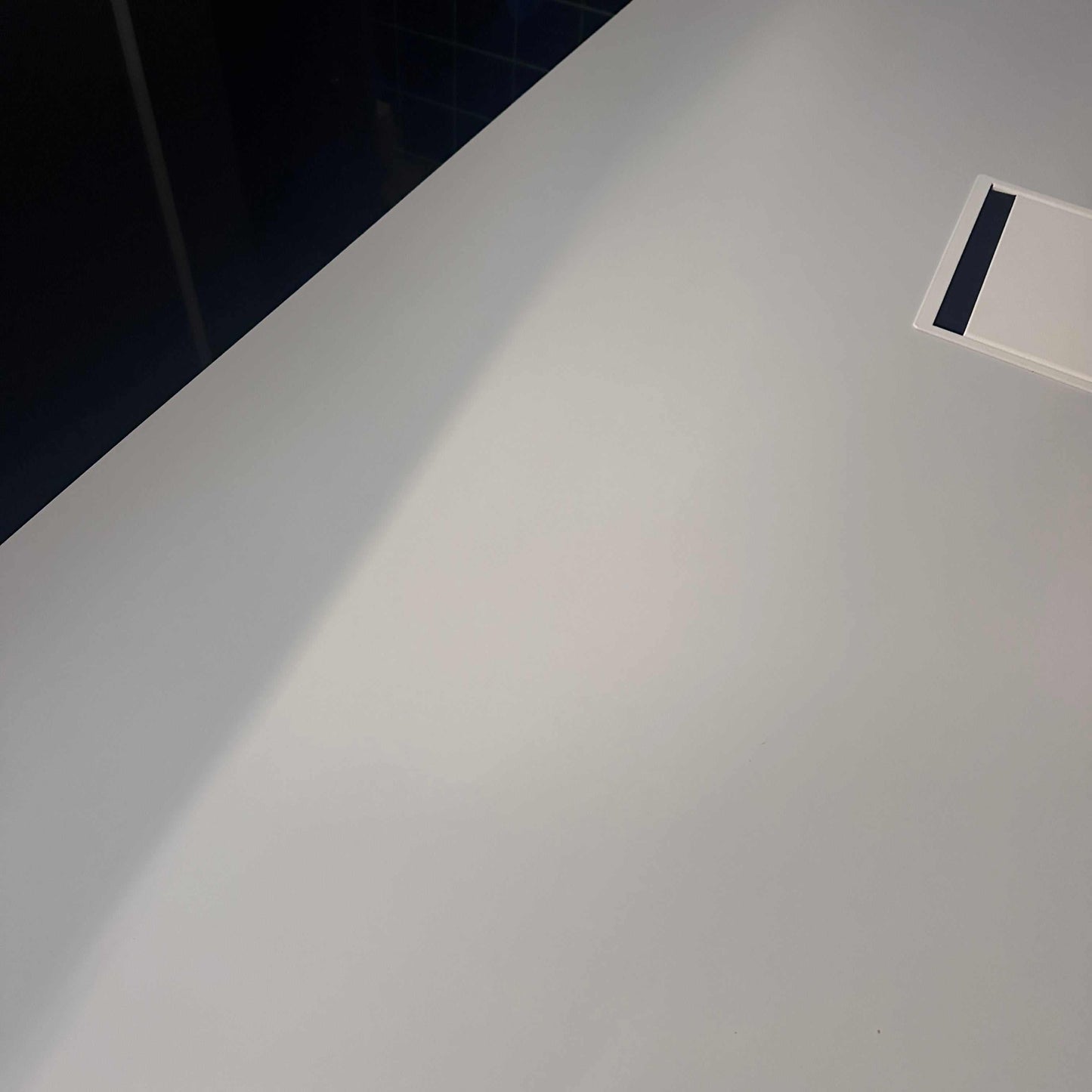 Steelcase Konferenztisch Potrero 415 Light Table weiß melamin rechteckig mit abgerundeten Ecken und integriertem Media Kit anthrazitgraues Metallgestell