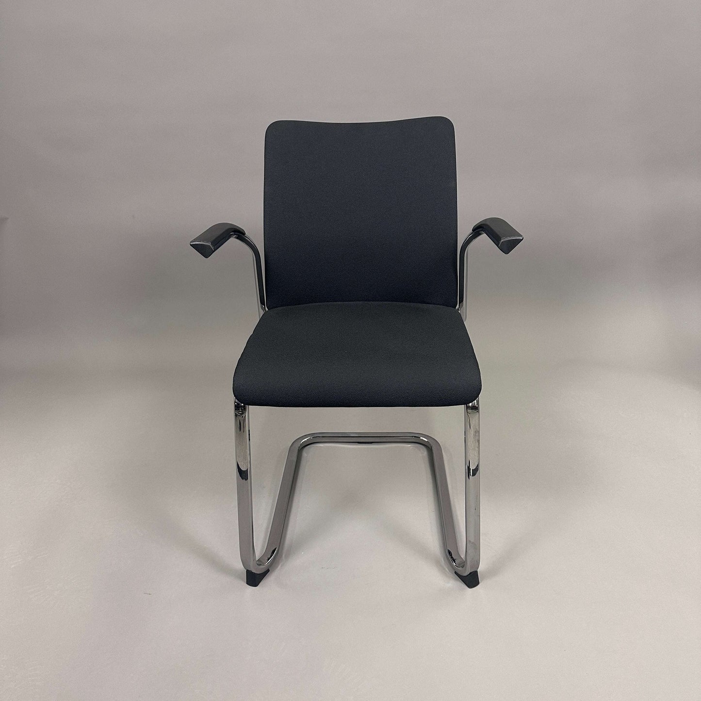 Steelcase Northside Besprechungsstuhl with black padded backrest and chrome frame, stackable office meeting chair
